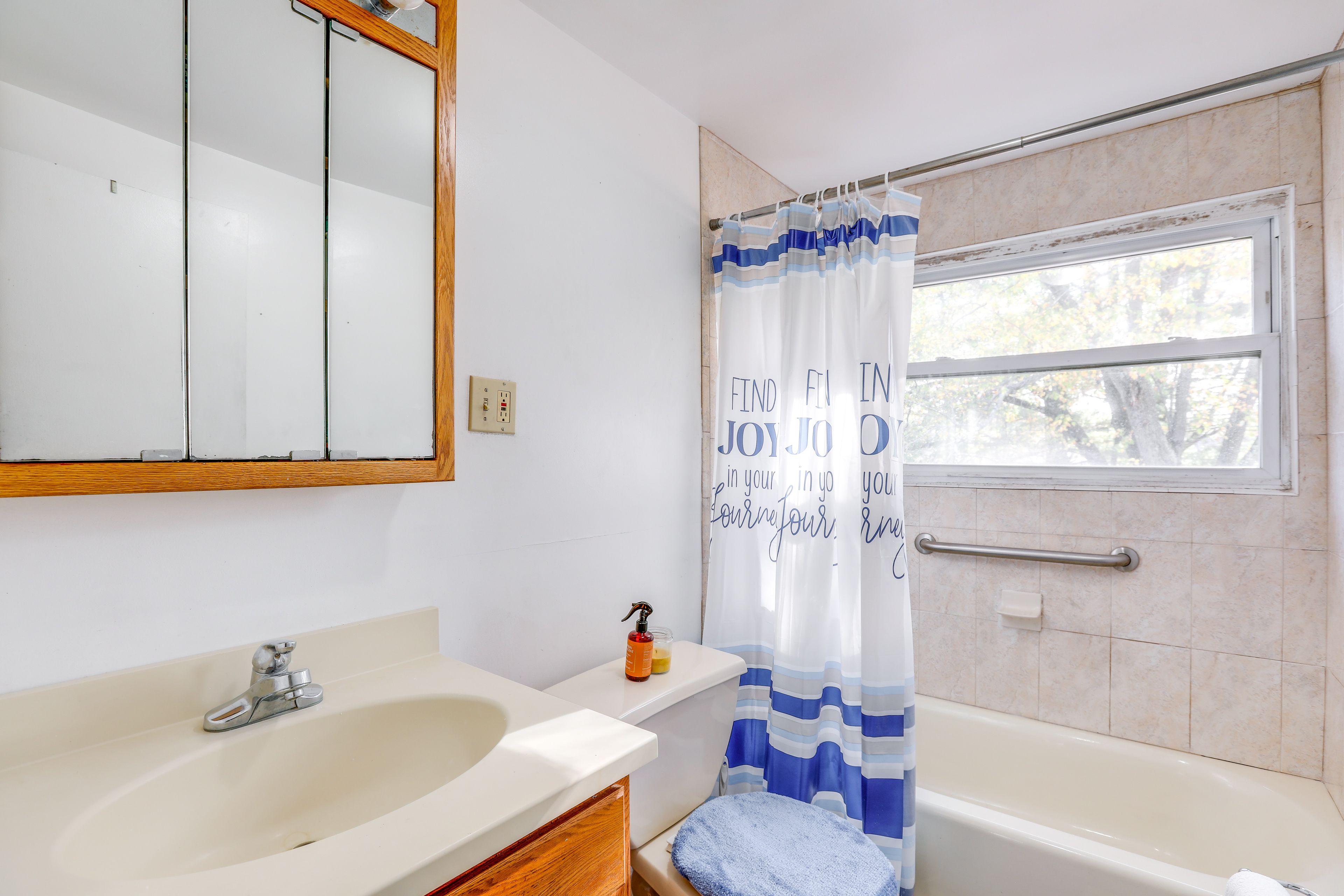 Full Bathroom | Towels Provided | 2nd Floor