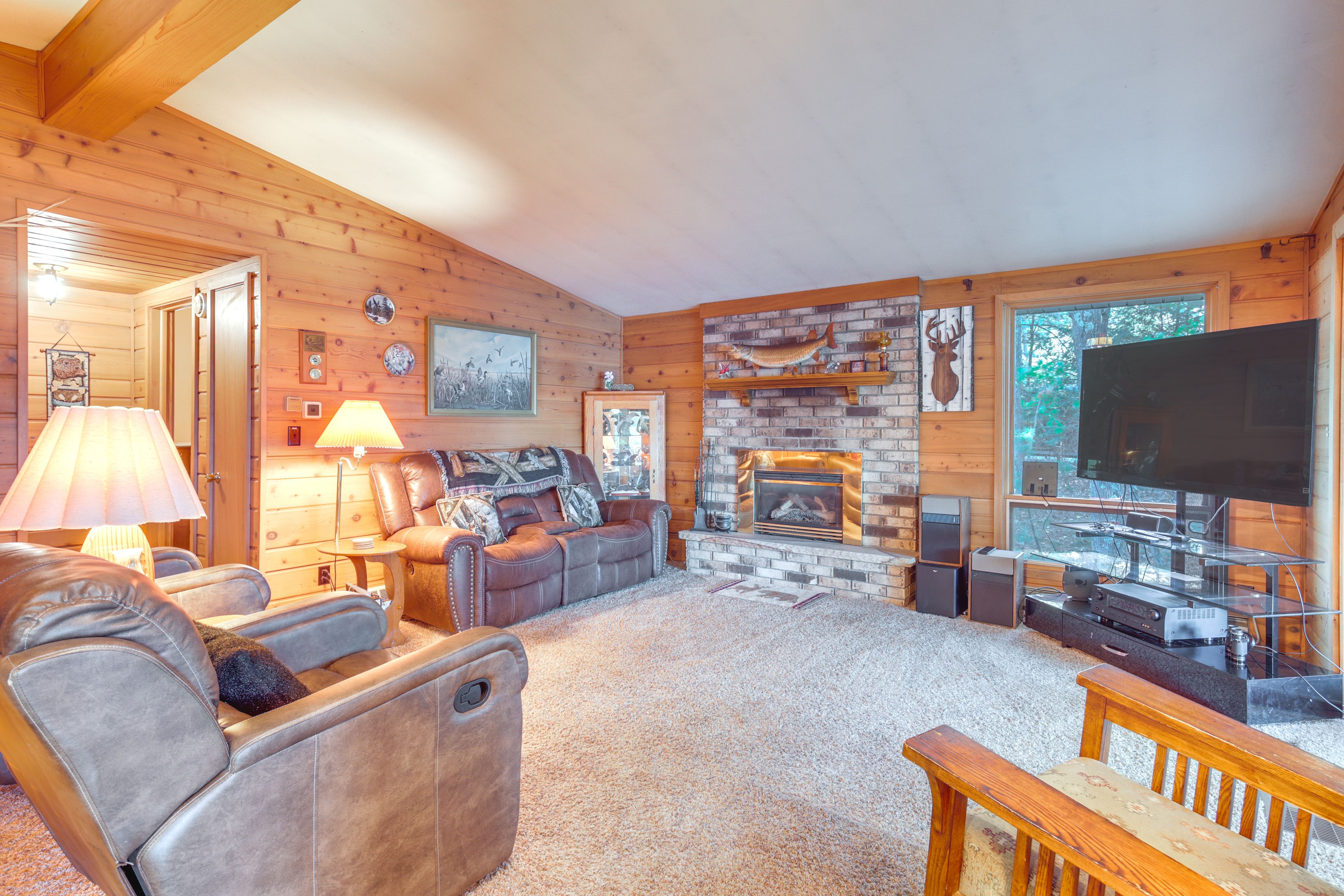 Living Room | Main Level | Smart TV | Free WiFi | Gas Fireplace