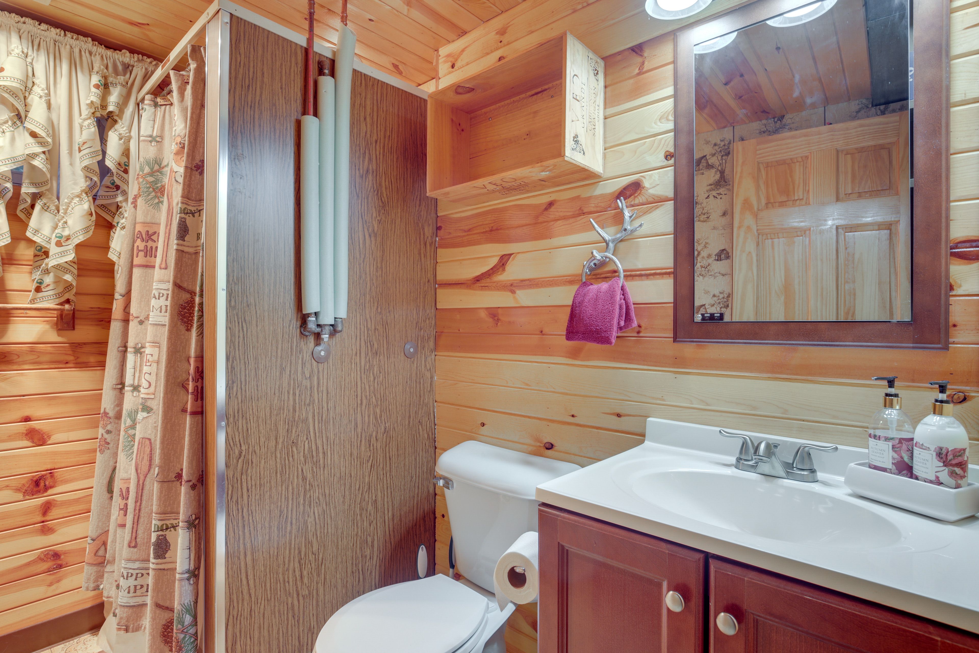 Full Bathroom | Basement Level | Towels Provided