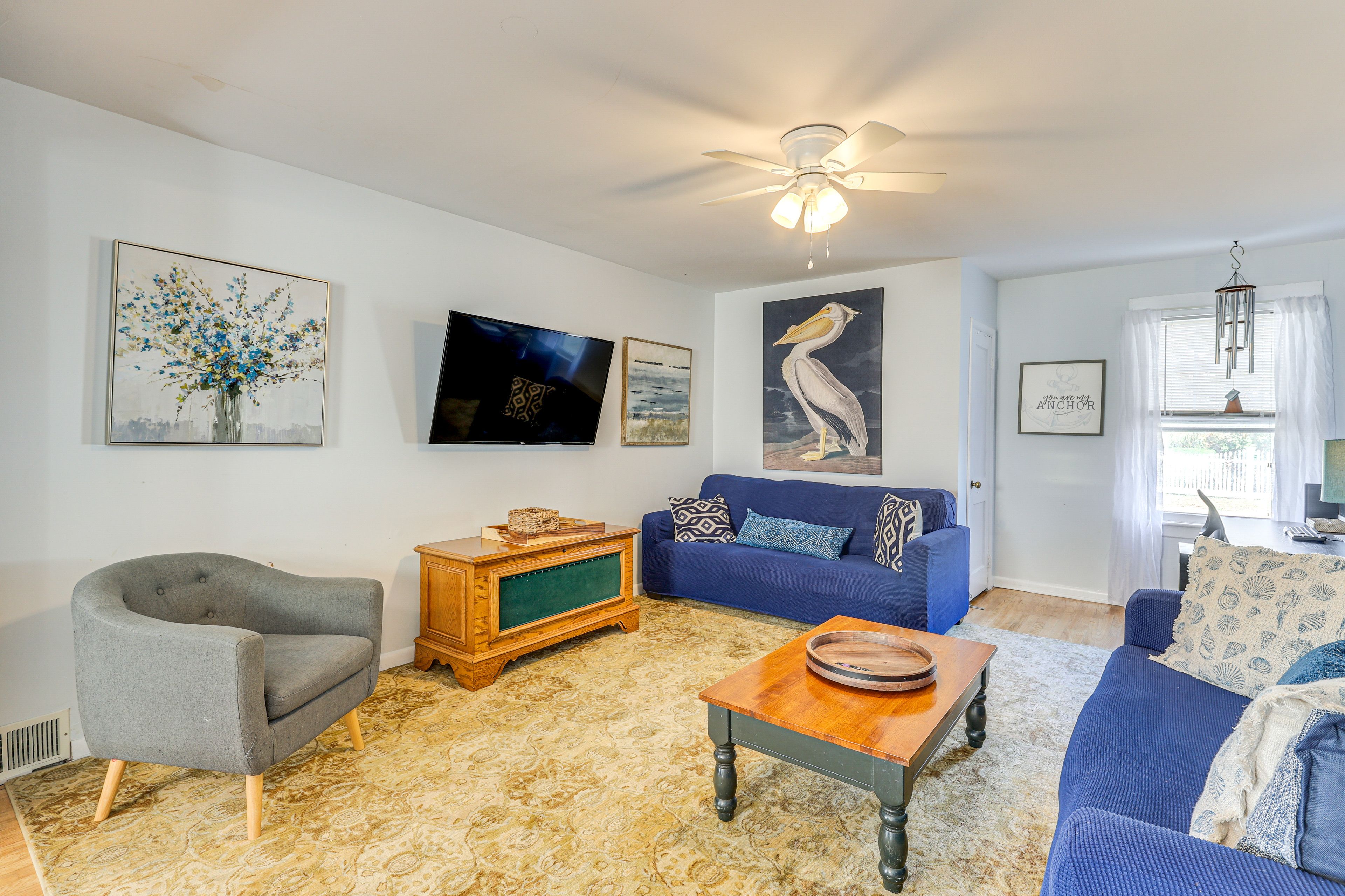 Living Room | Smart TV | Free WiFi | Office Desk w/ Monitor