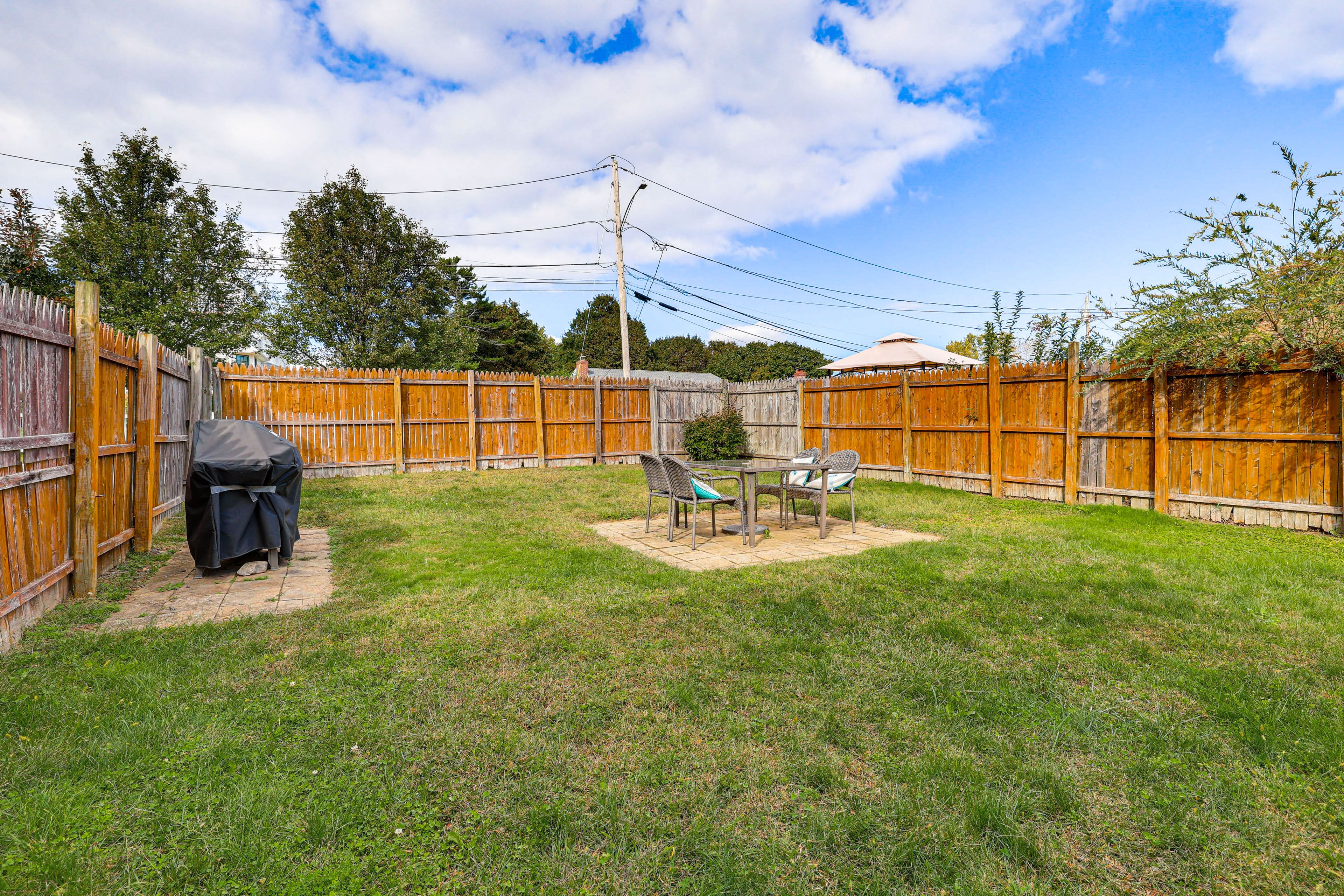Shared Backyard | Self Check-In | Steps to Beach & Pickleball Courts