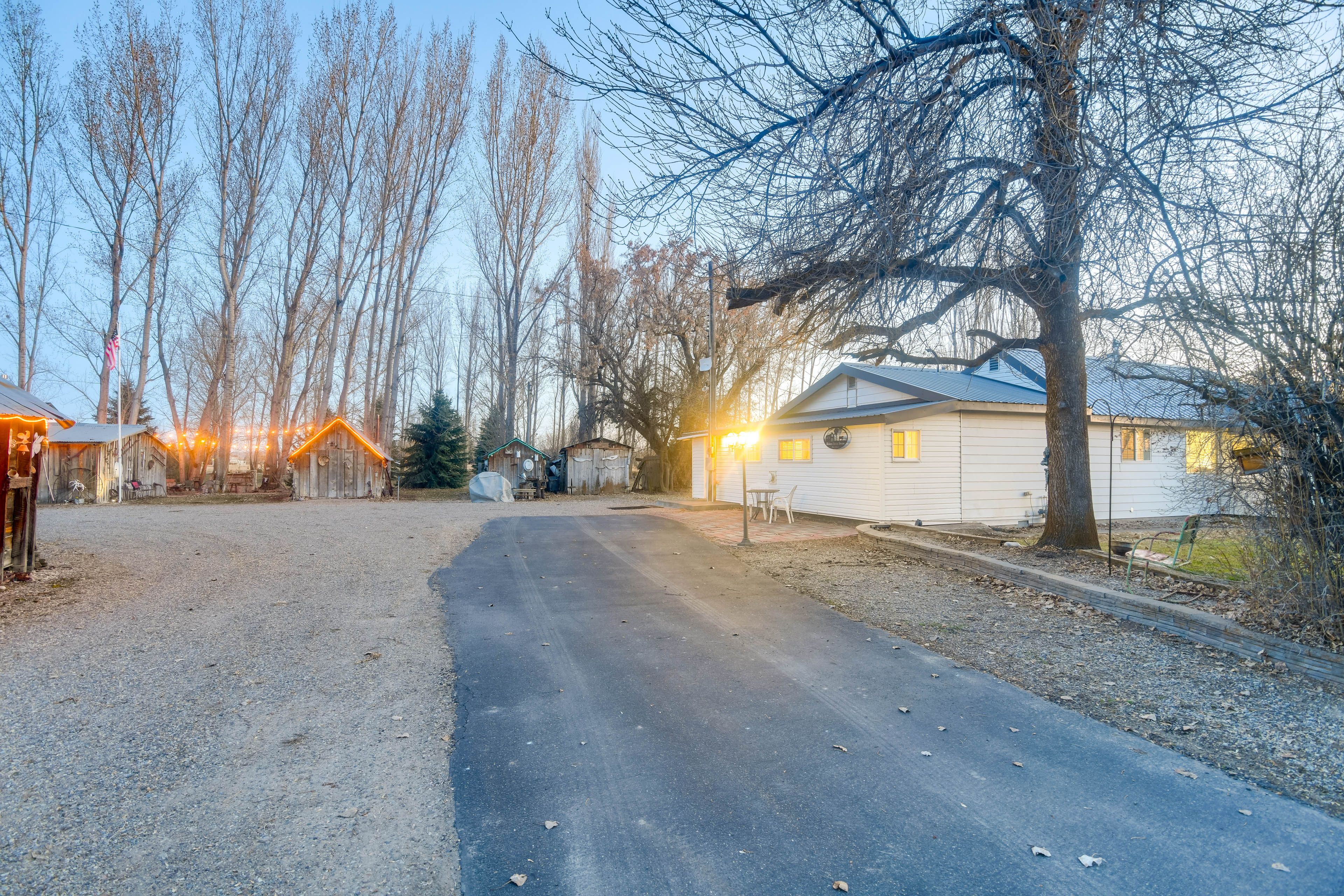 Driveway (4 Vehicles) | Street Parking | RV/Trailer Parking Allowed