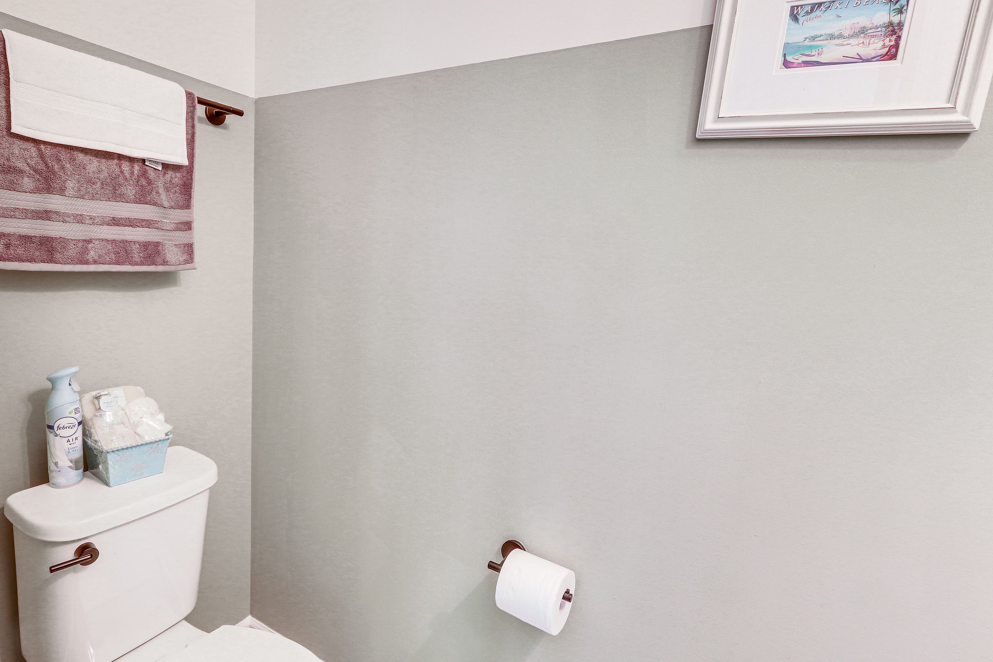 Half Bathroom | 2nd Floor | Towels Provided