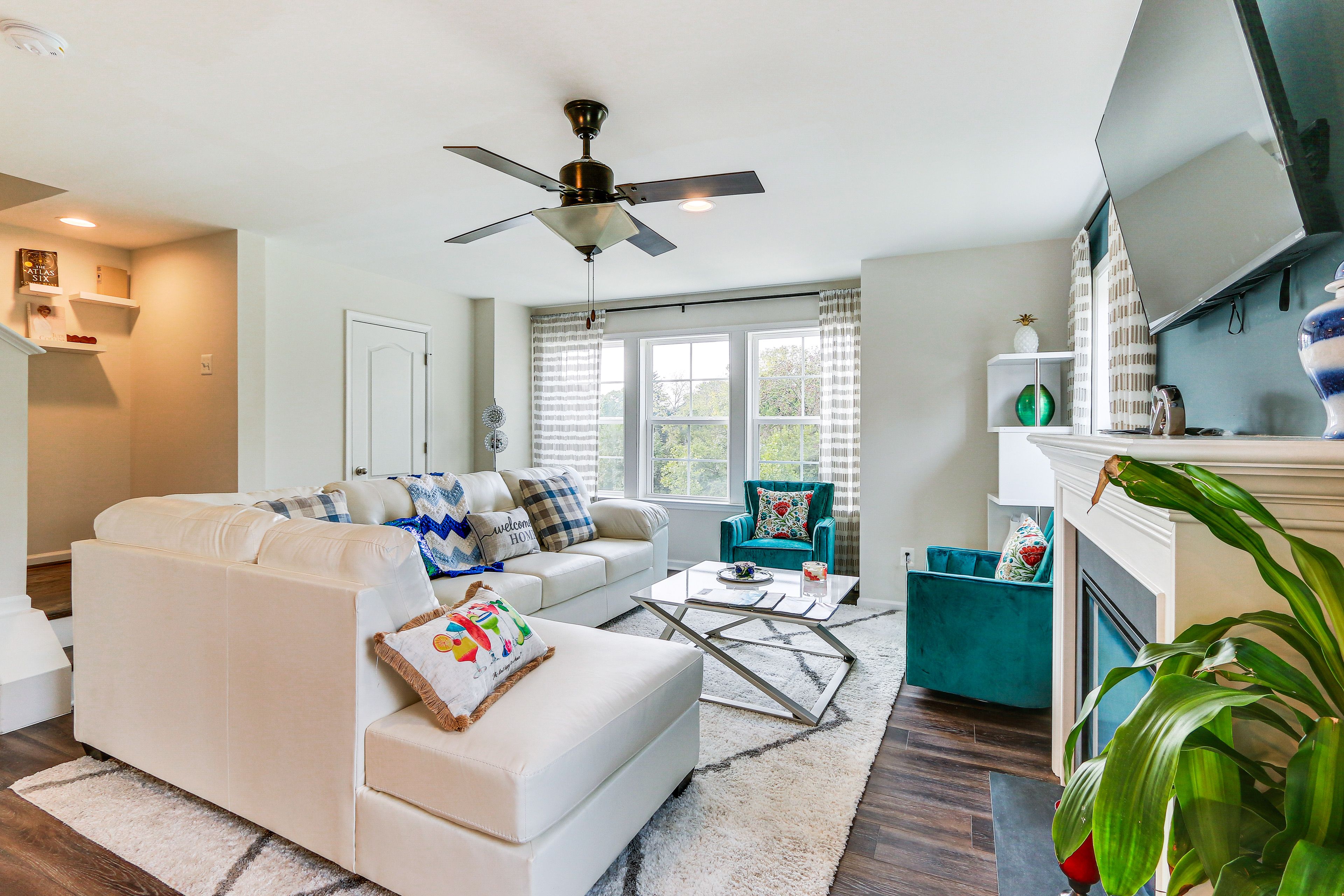 Living Room | 2nd Floor | Free WiFi | Interior Stairs Required