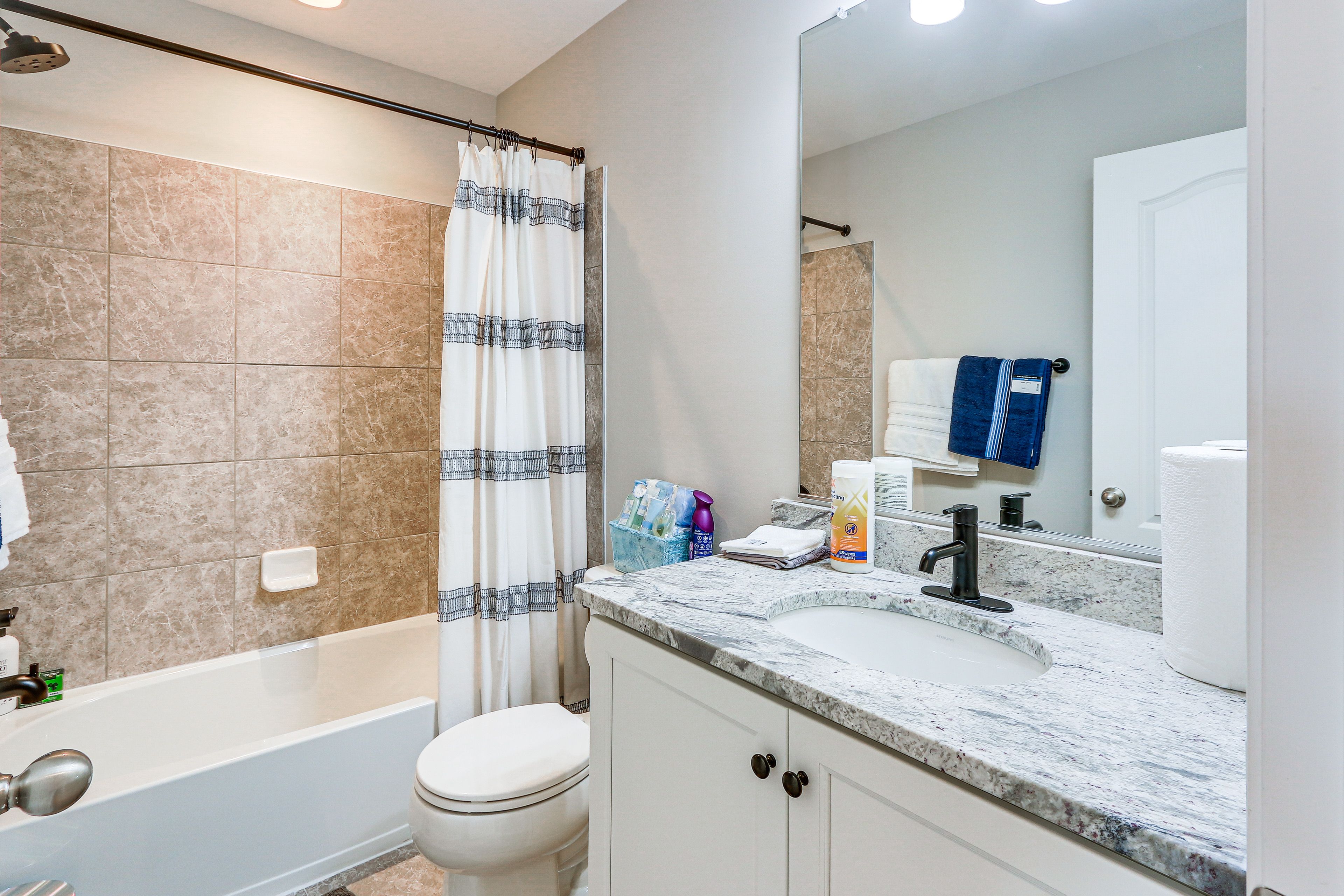 Full Bathroom | 3rd Floor | Complimentary Toiletries
