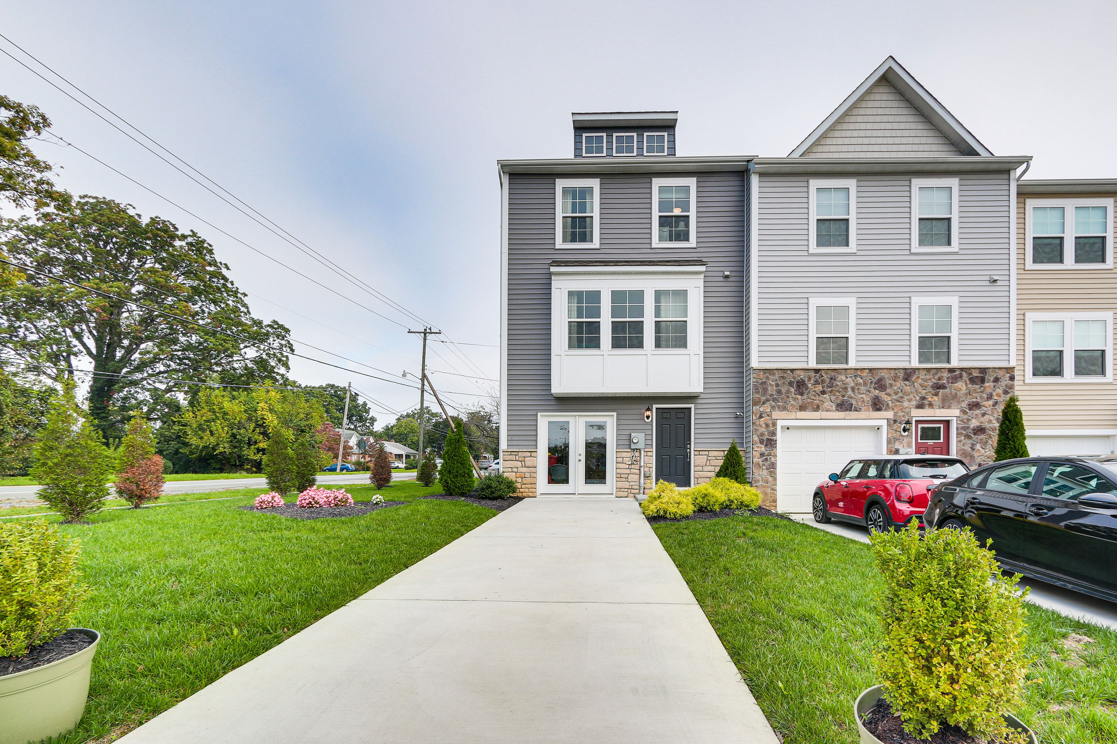 Townhome Exterior | Keyless Entry | 2 Mi to Hollywood Casino