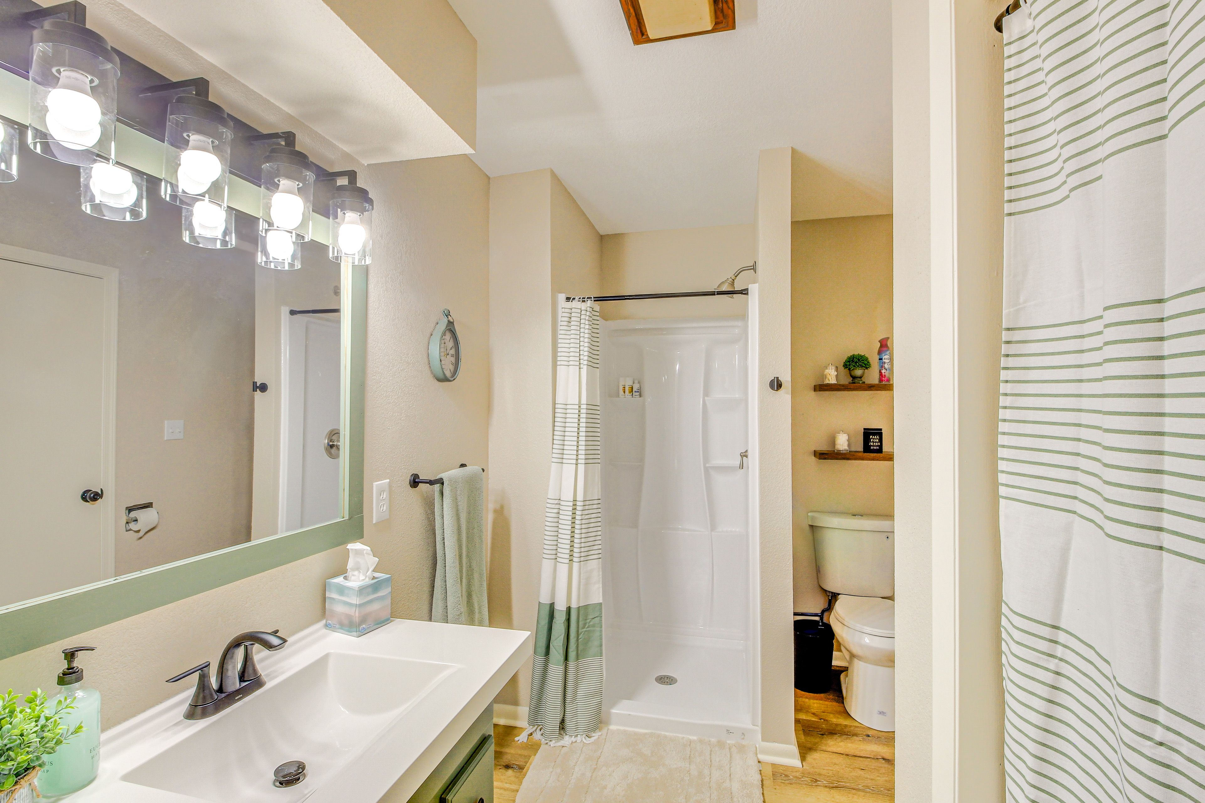 Full Bathroom | Towels Provided | Complimentary Toiletries | Hair Dryer