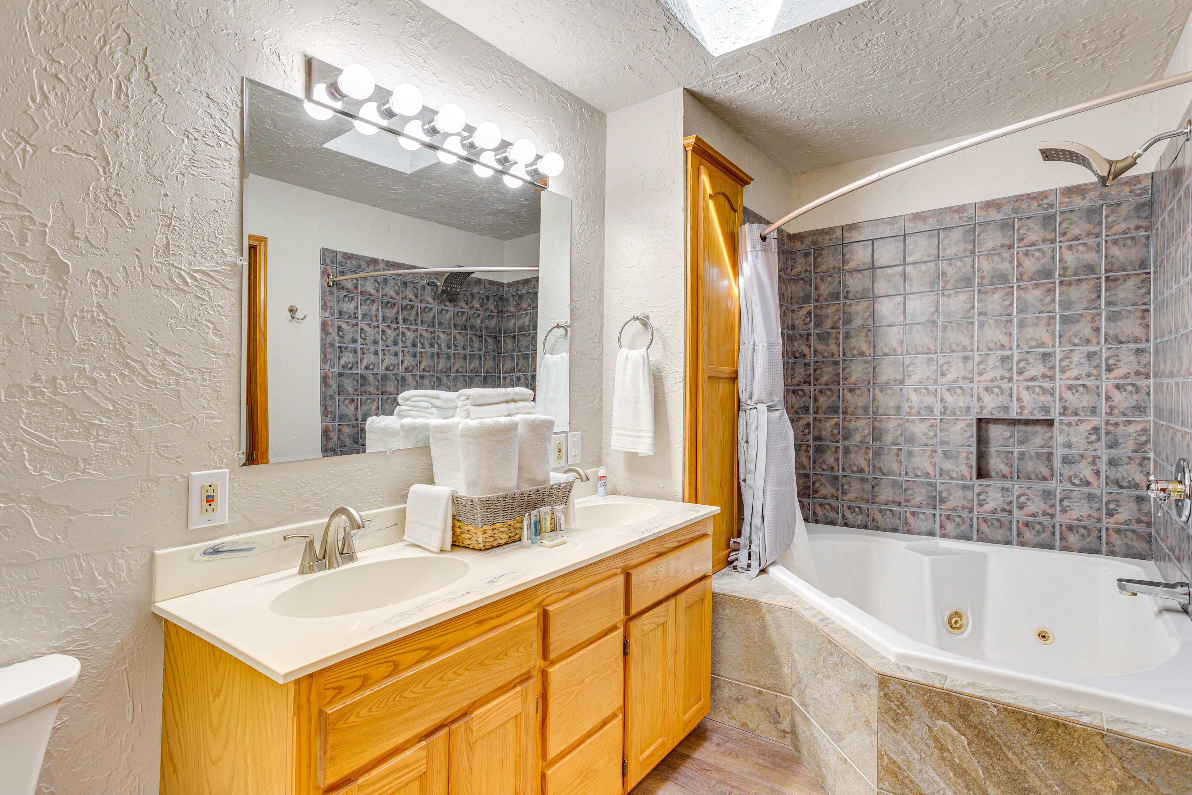 Full Bathroom | 2nd Floor