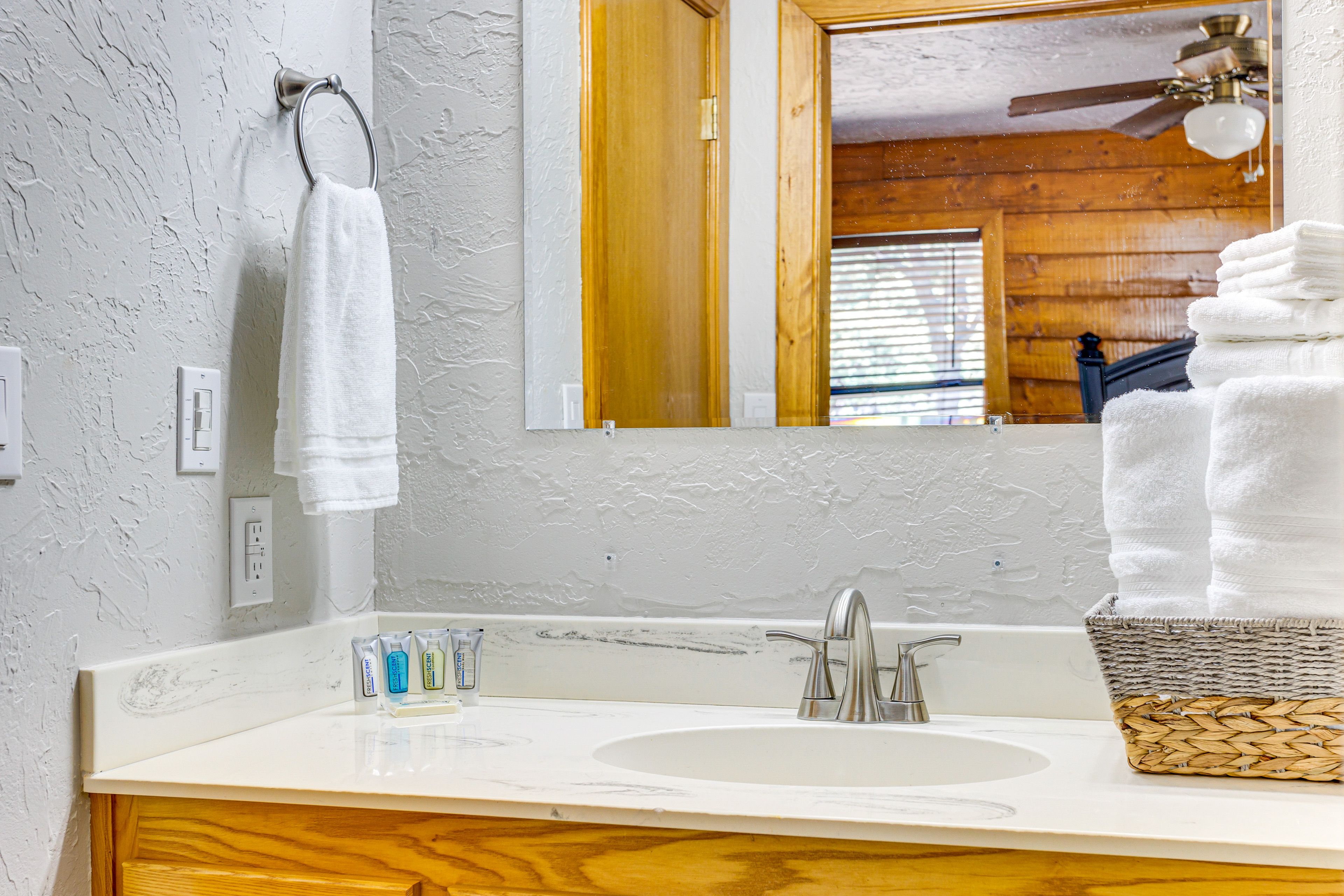 Full Bathroom | 1st Floor | Complimentary Toiletries