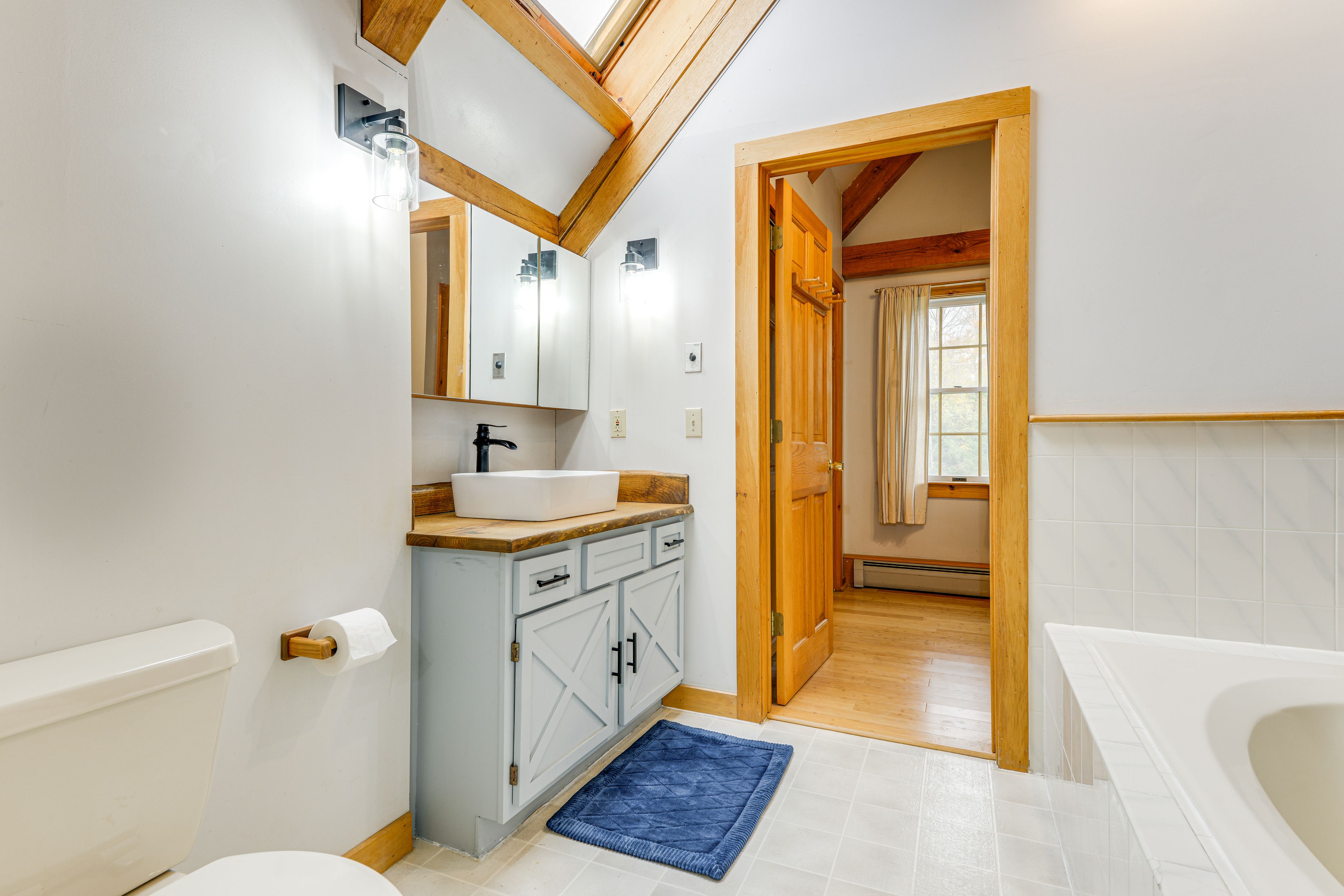 En-Suite Bathroom | 2nd Floor | Jacuzzi Tub | Complimentary Toiletries