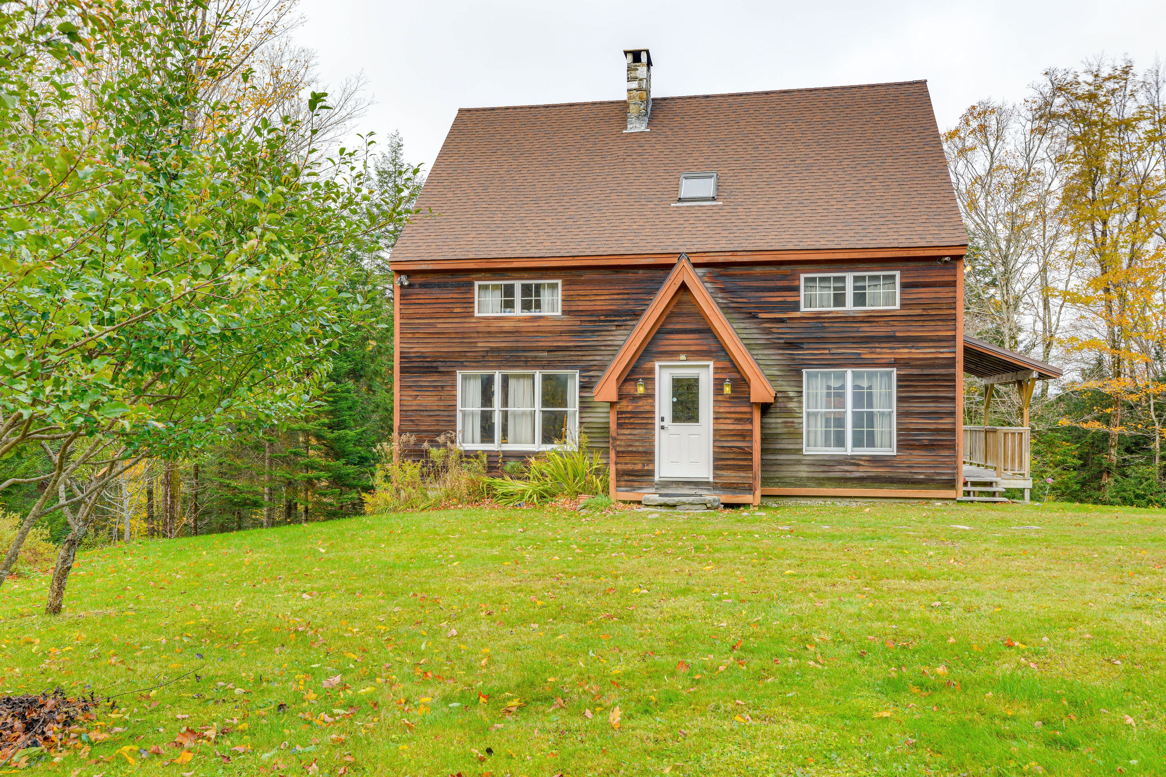 Property Exterior | Driveway (6 Vehicles)