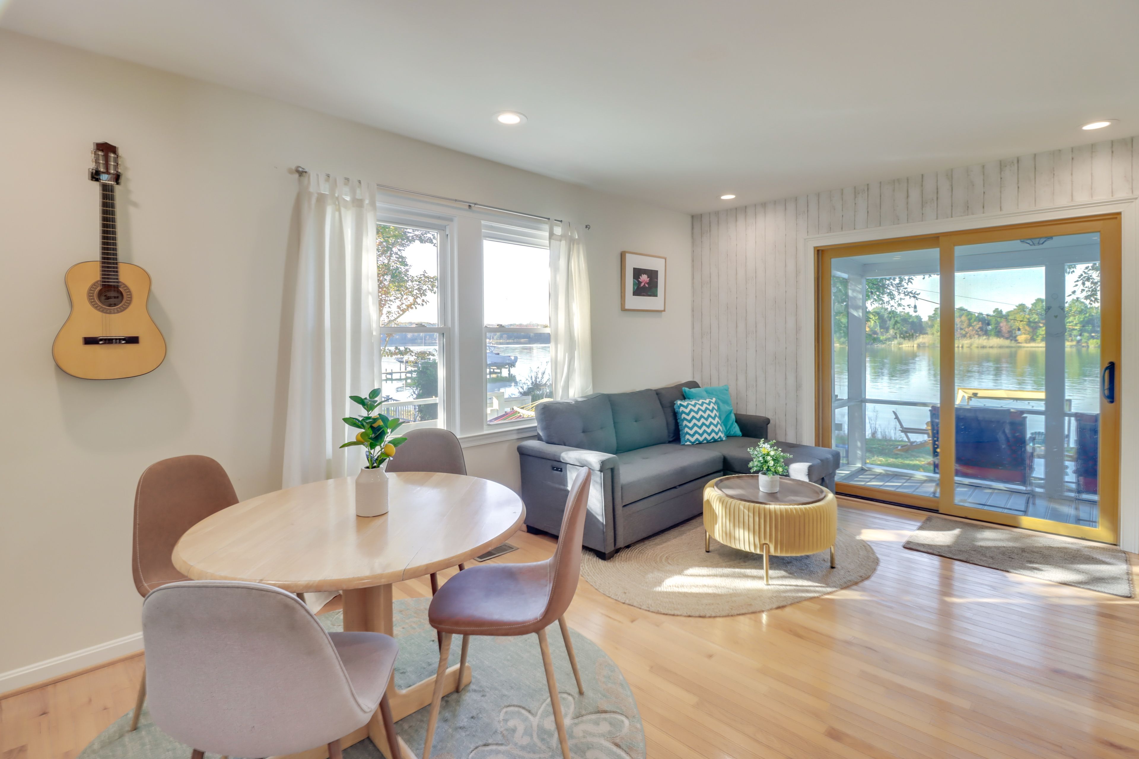 Living Room | Free WiFi | Central Heating & A/C | Smart TV