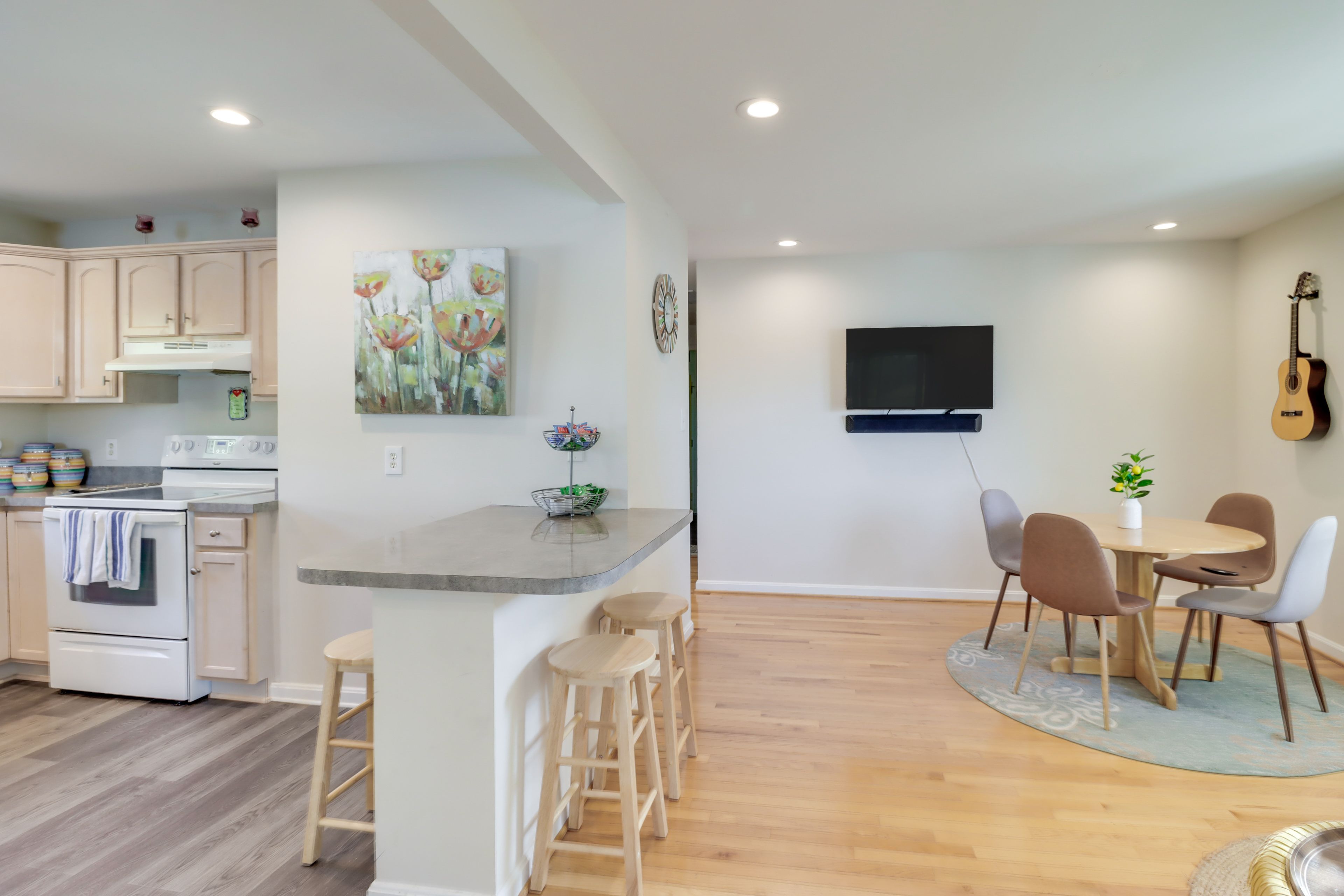 Dining Area | Dishware/Flatware Provided
