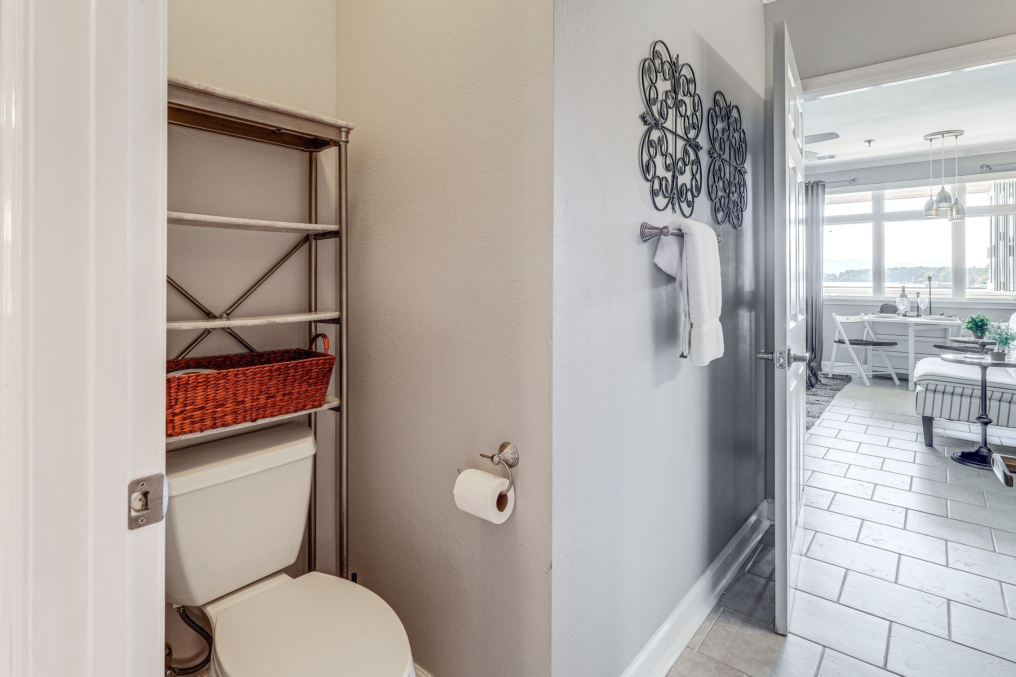 Full Bathroom | Towels Provided