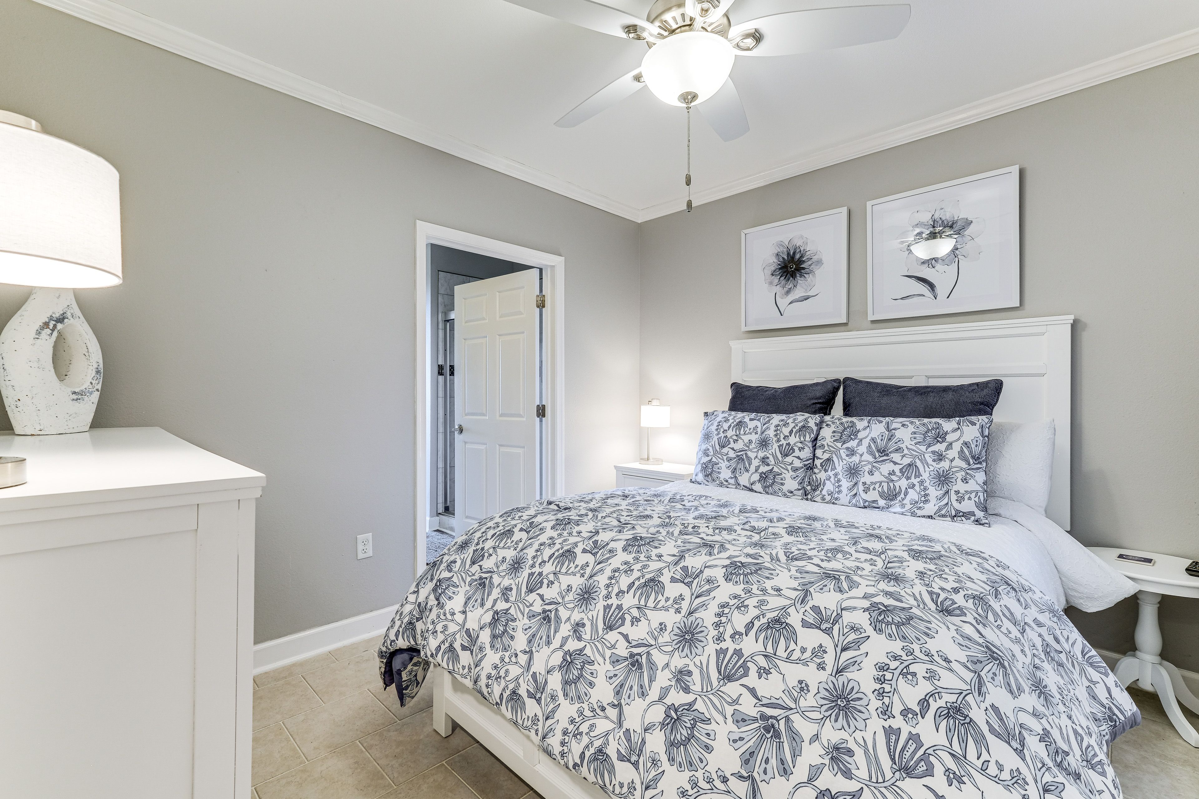 Bedroom 2 | Queen Bed | Smart TV