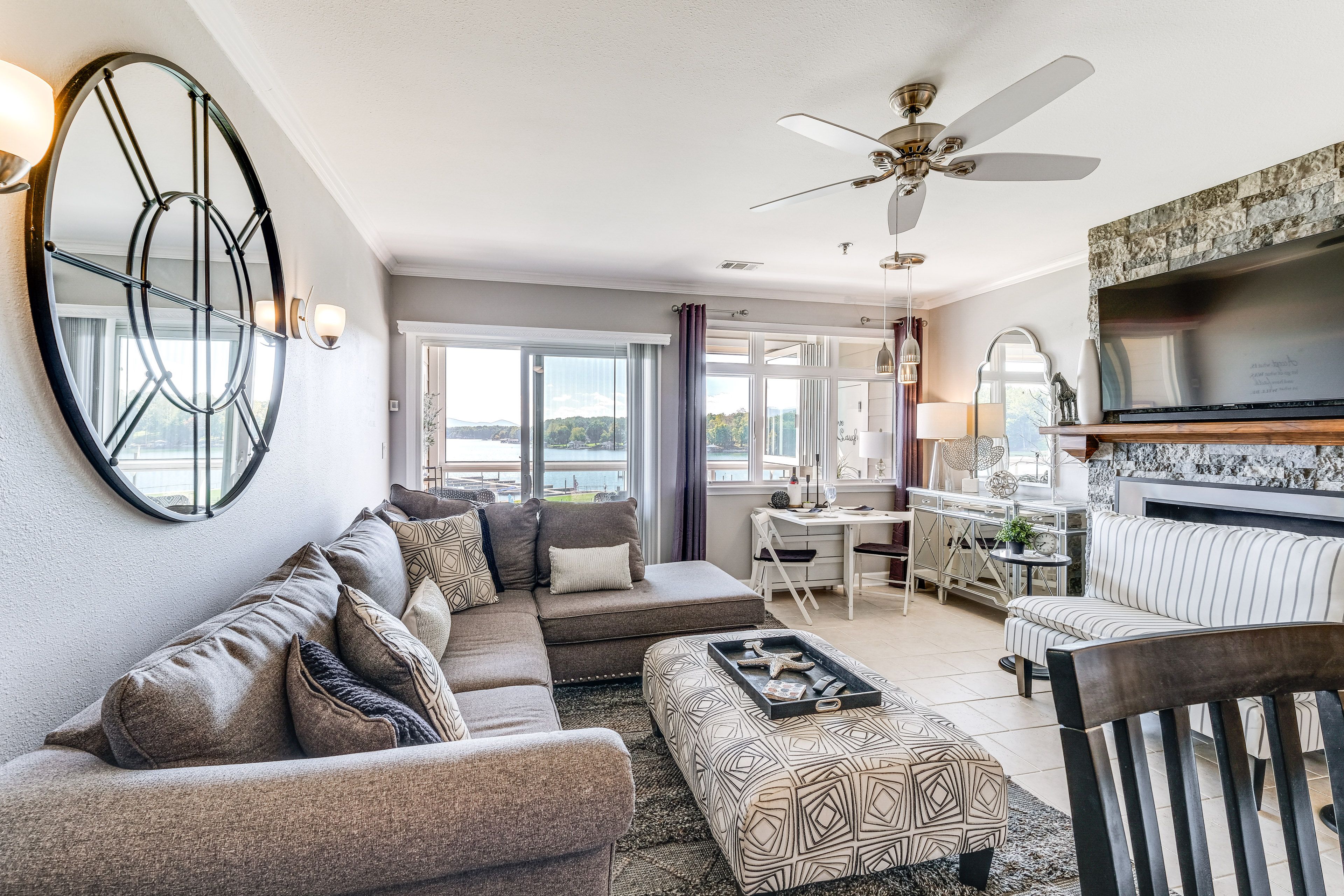 Living Room | Smart TV | Free WiFi | Central Heating & A/C