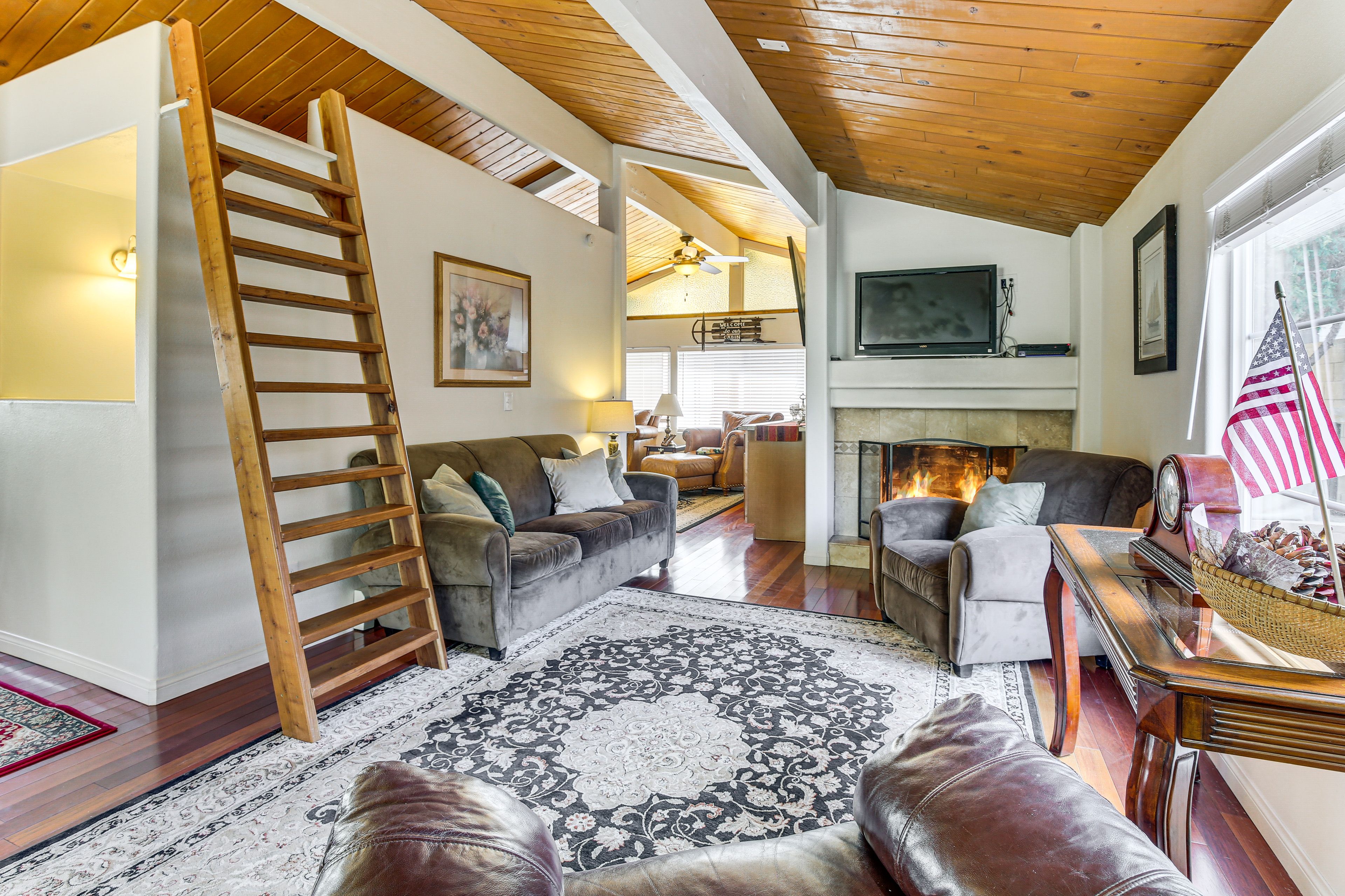 Living Room | 2nd Floor | Smart TV | Fireplace