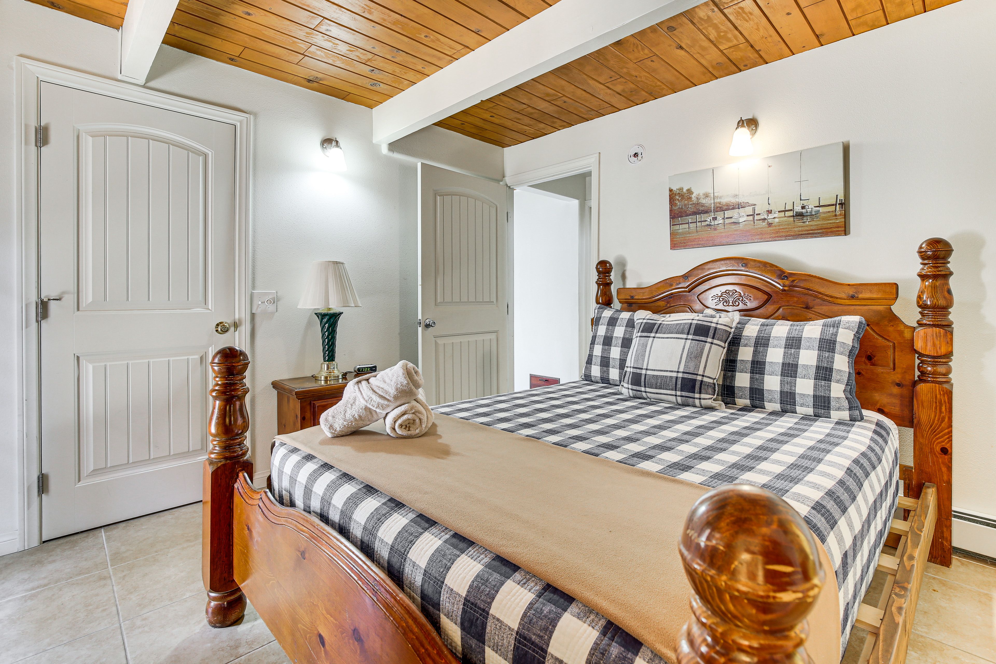 Bedroom 1 | 1st Floor | Queen Bed | Smart TV | Linens Provided