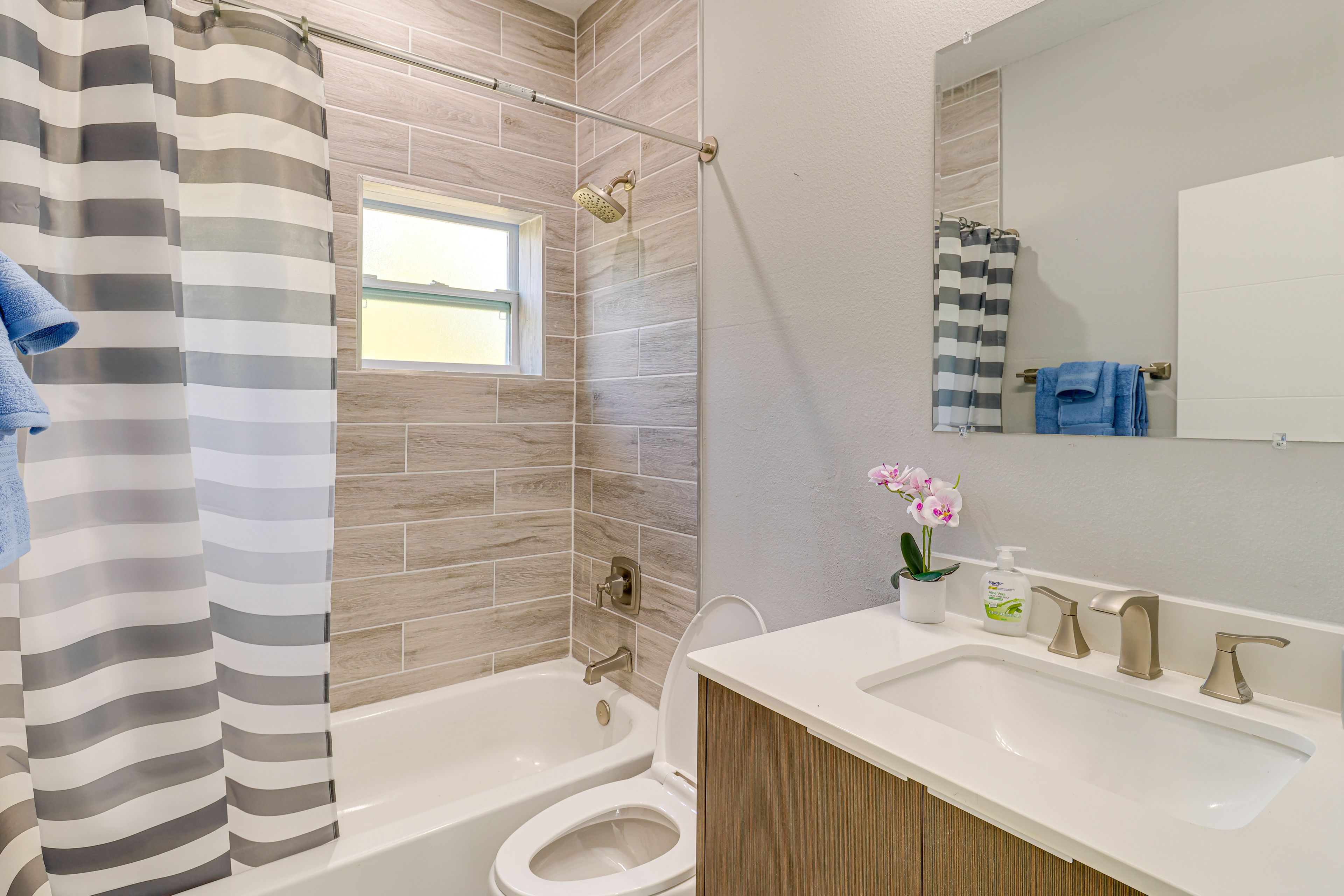 Full Bathroom | Towels Provided | Complimentary Toiletries