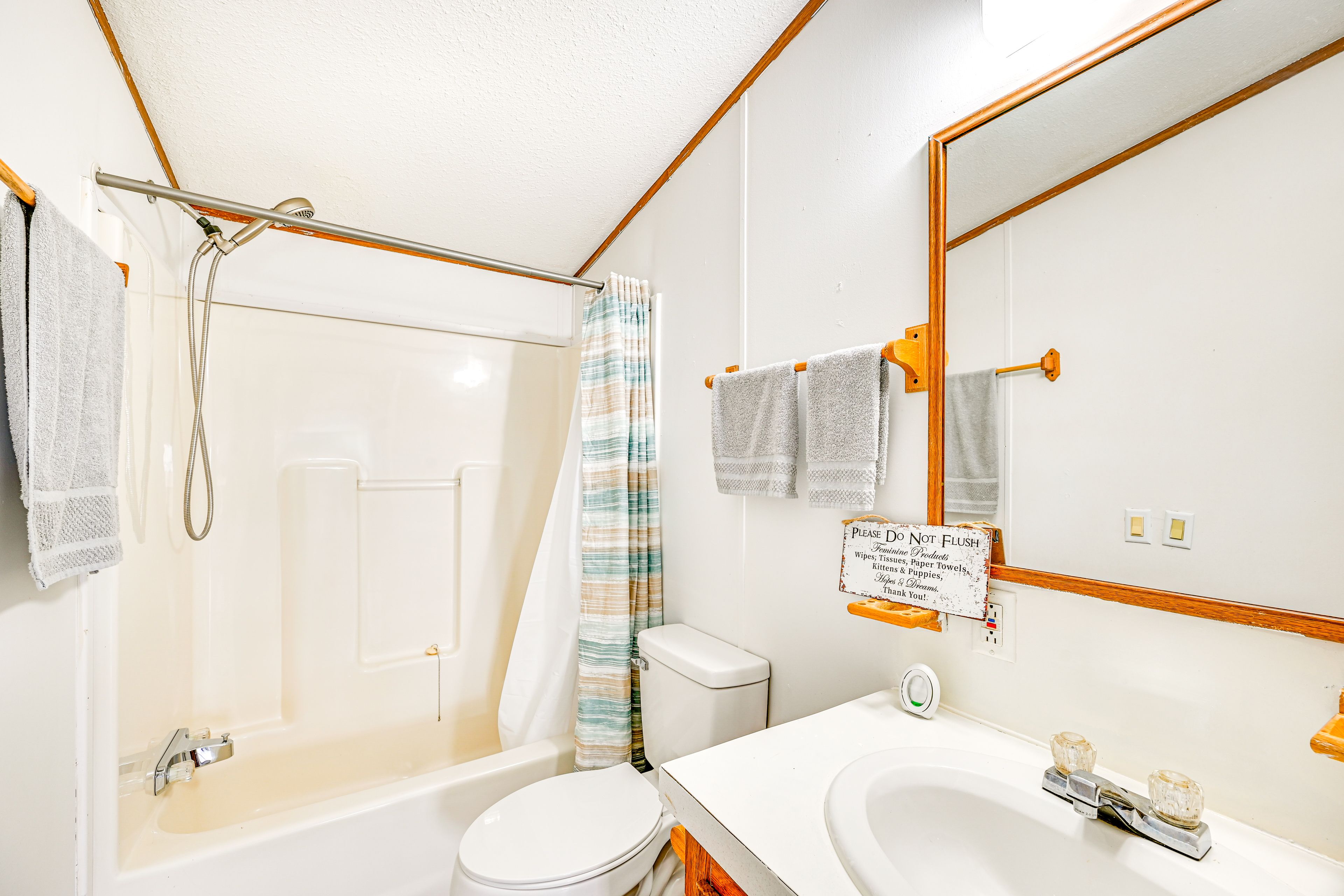 Full Bathroom | Complimentary Toiletries