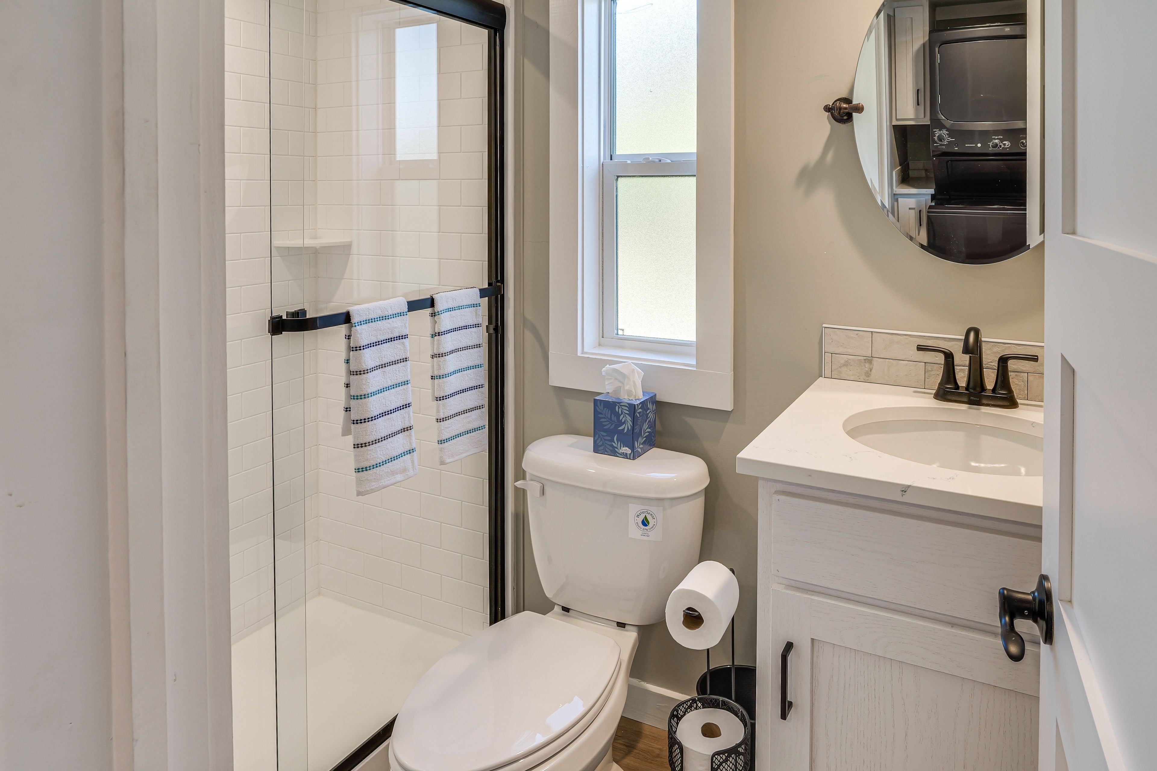 Full Bathroom | 1st Floor | Complimentary Toiletries | Towels Provided