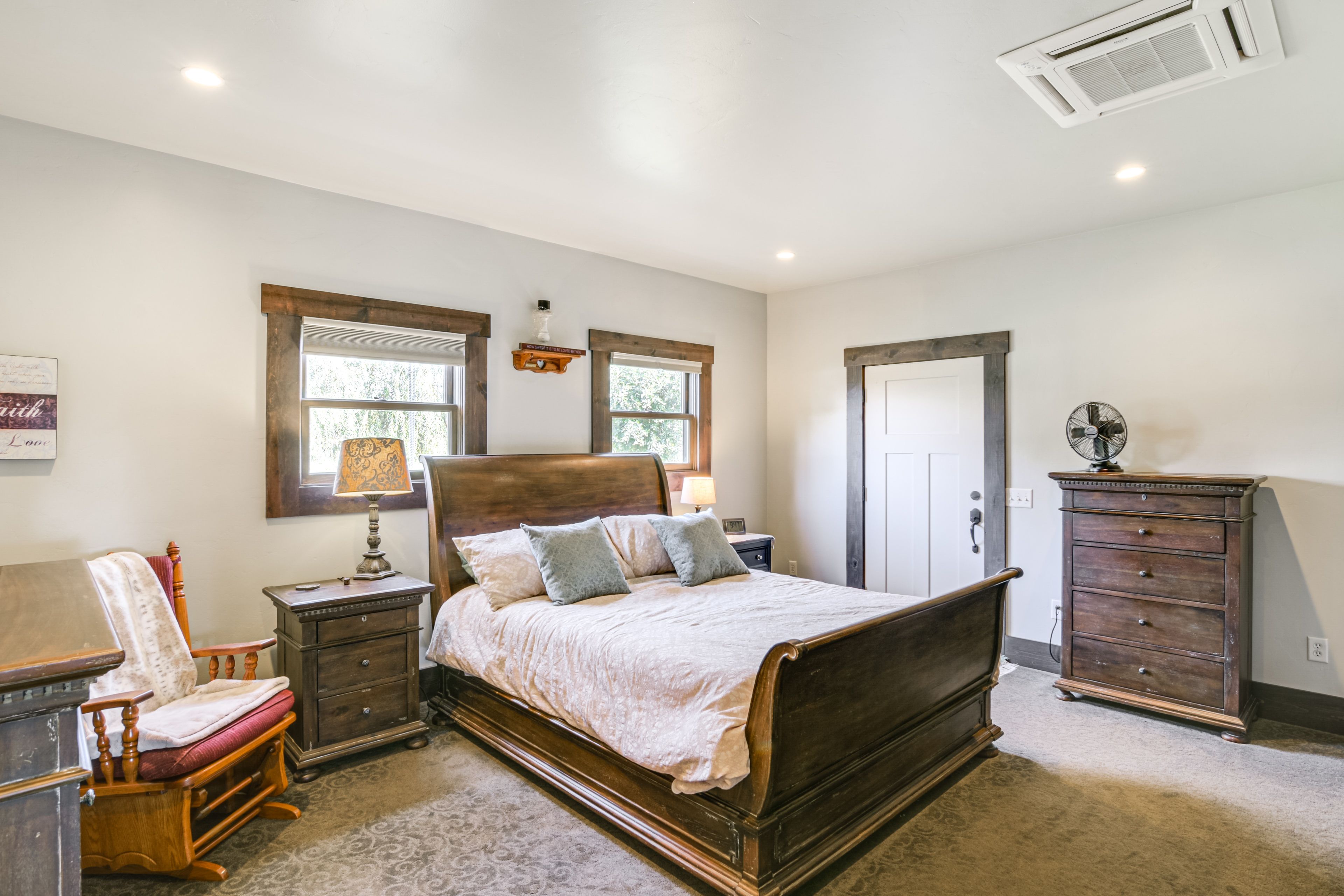 Bedroom 1 | Queen Bed | 1st Floor