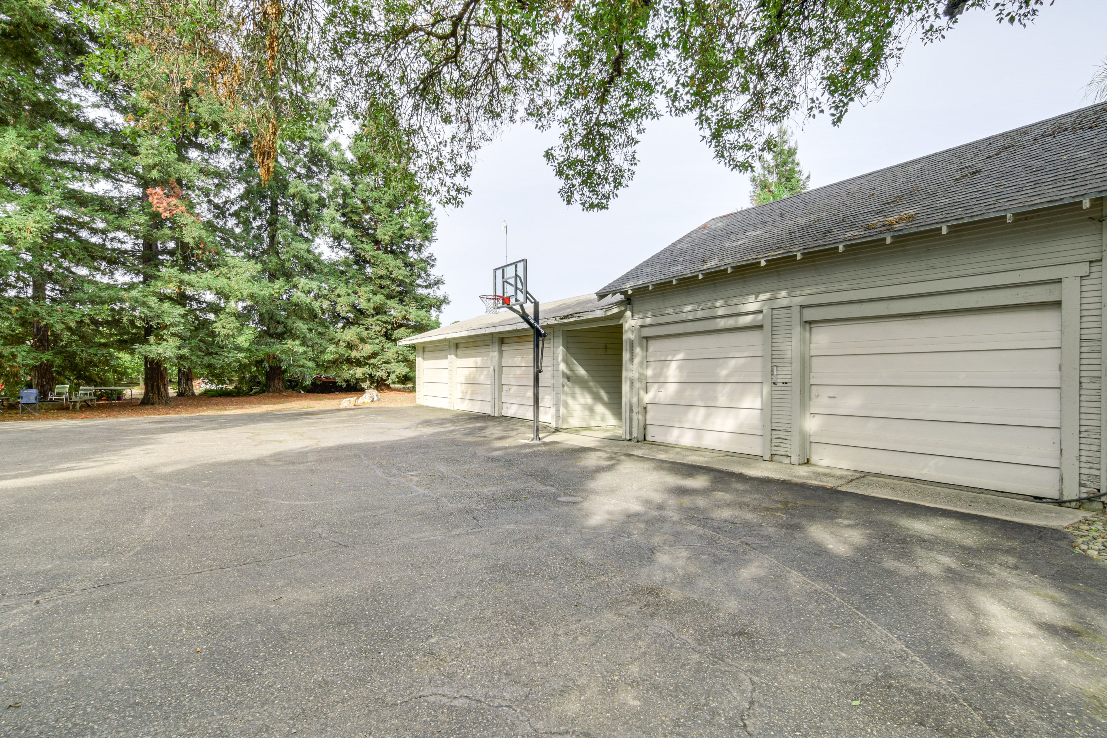 Parking | Driveway (5 Vehicles)