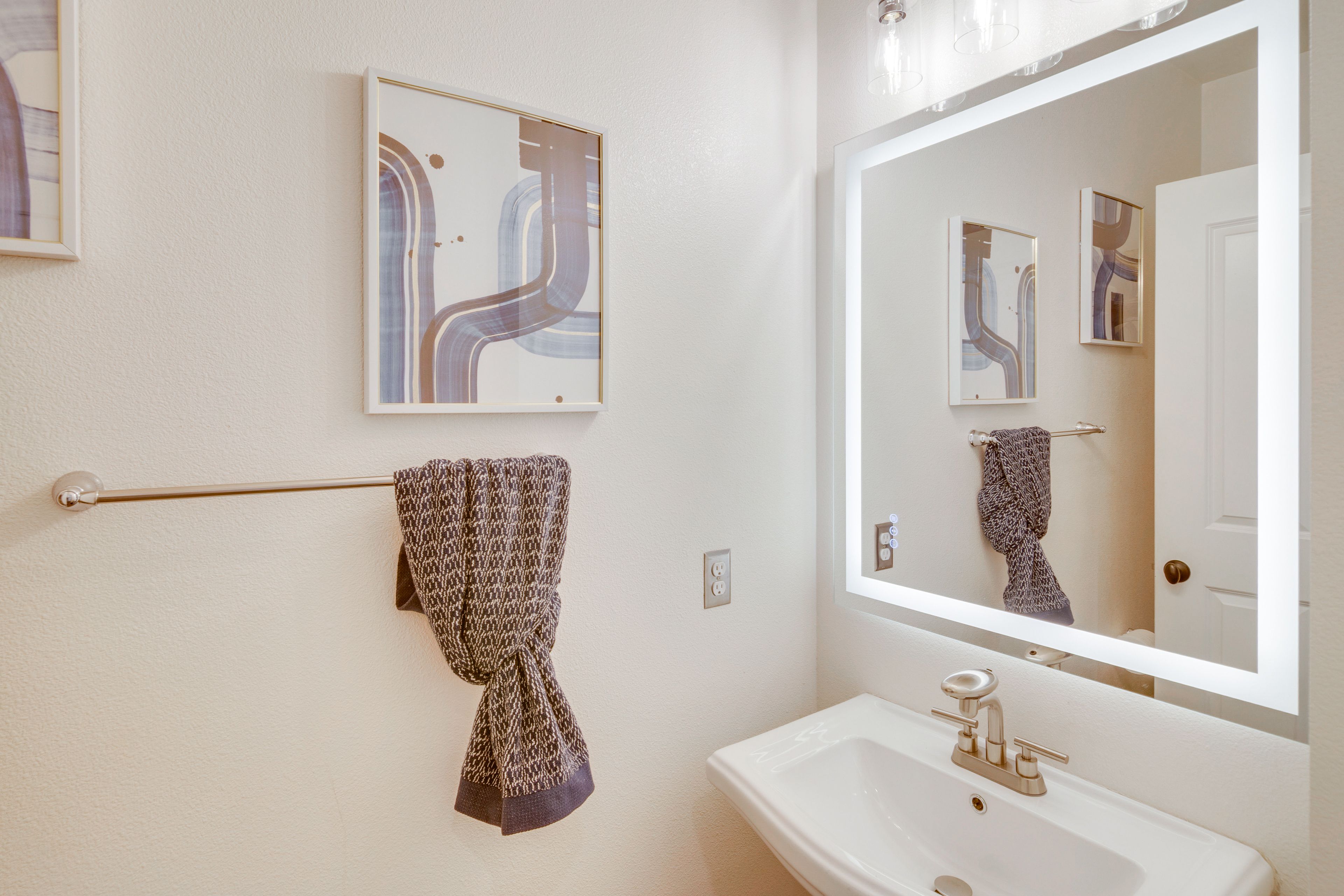 Half Bathroom | 1st Floor