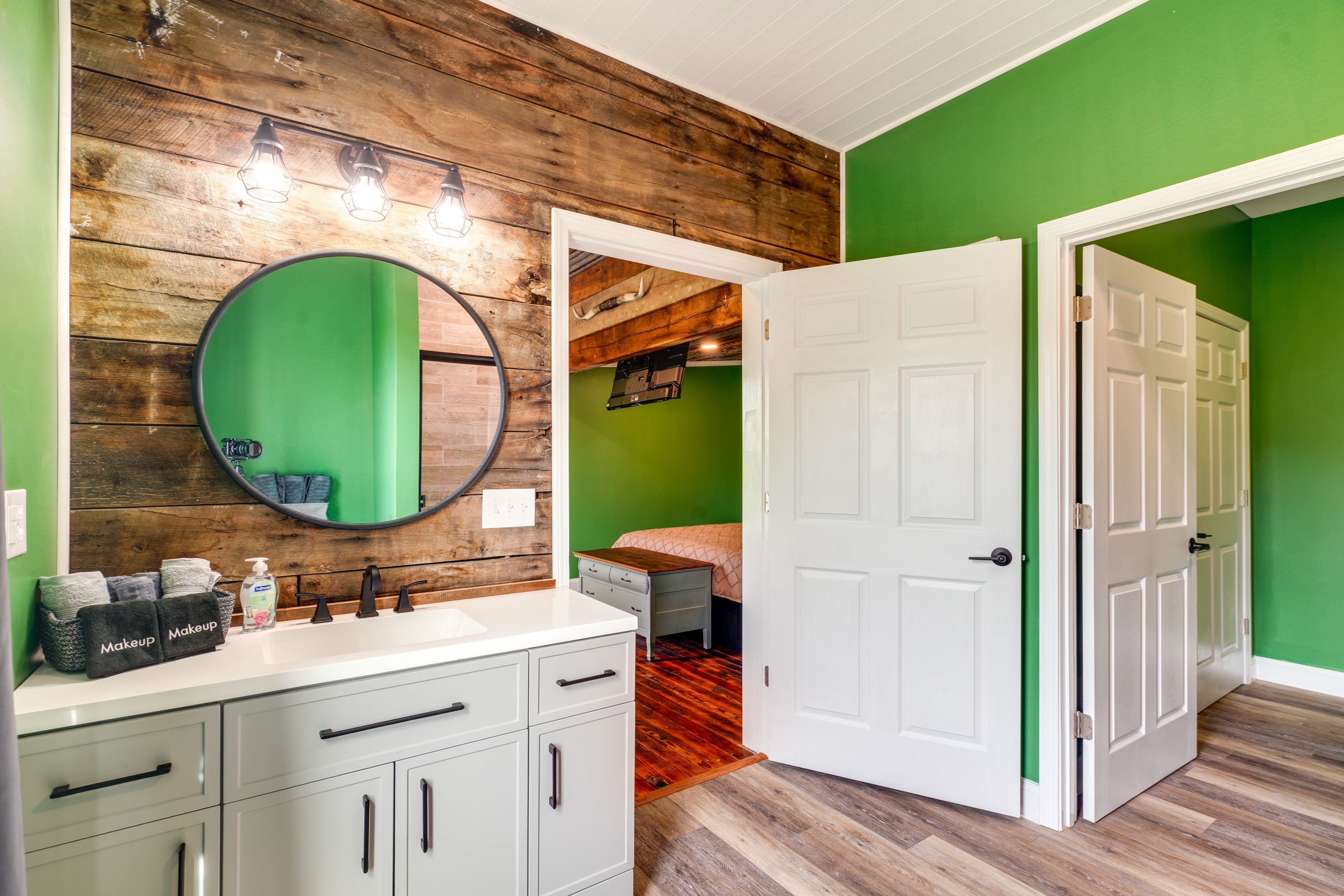 Full Bath | Washer & Dryer