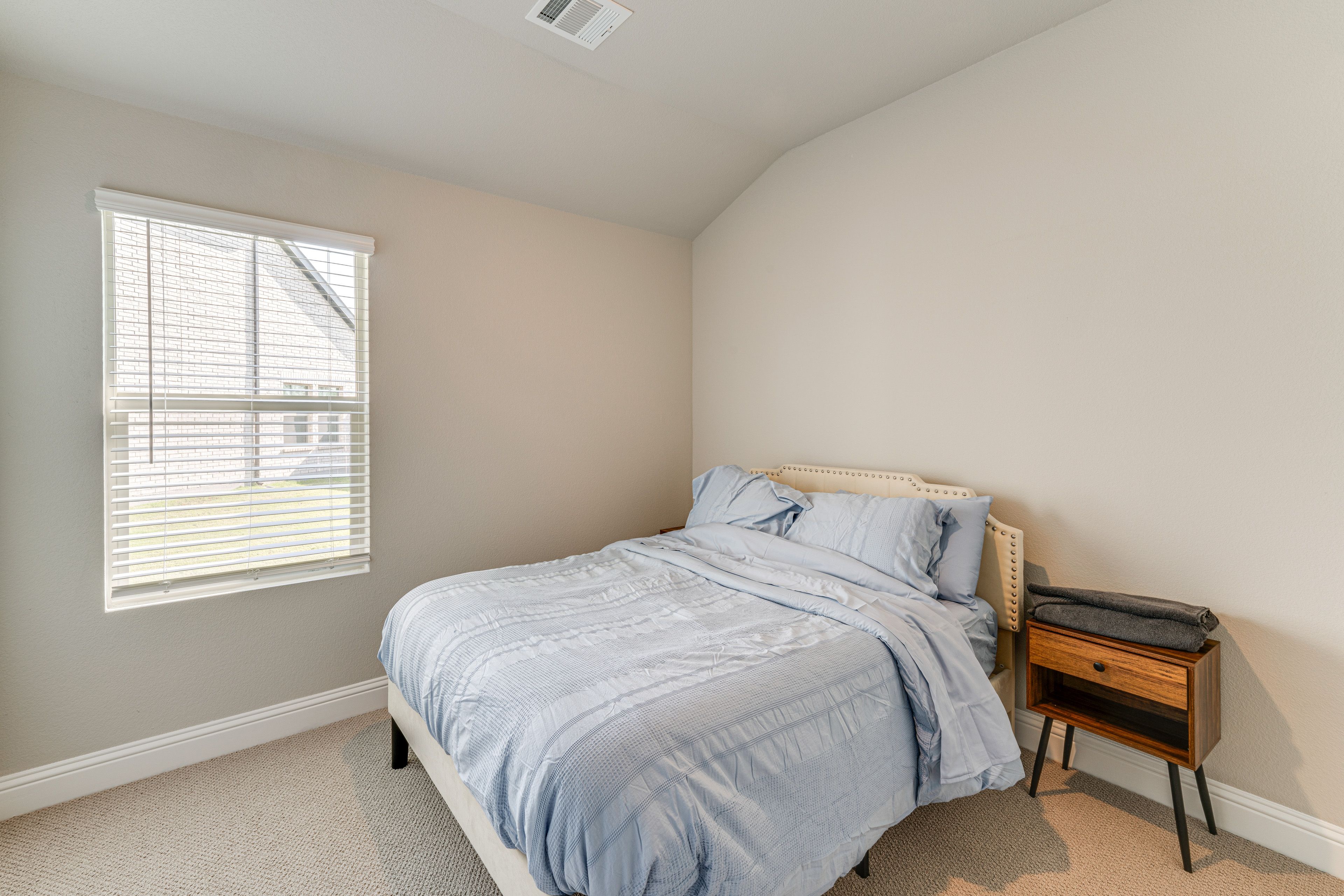 Bedroom 3 | Queen Bed