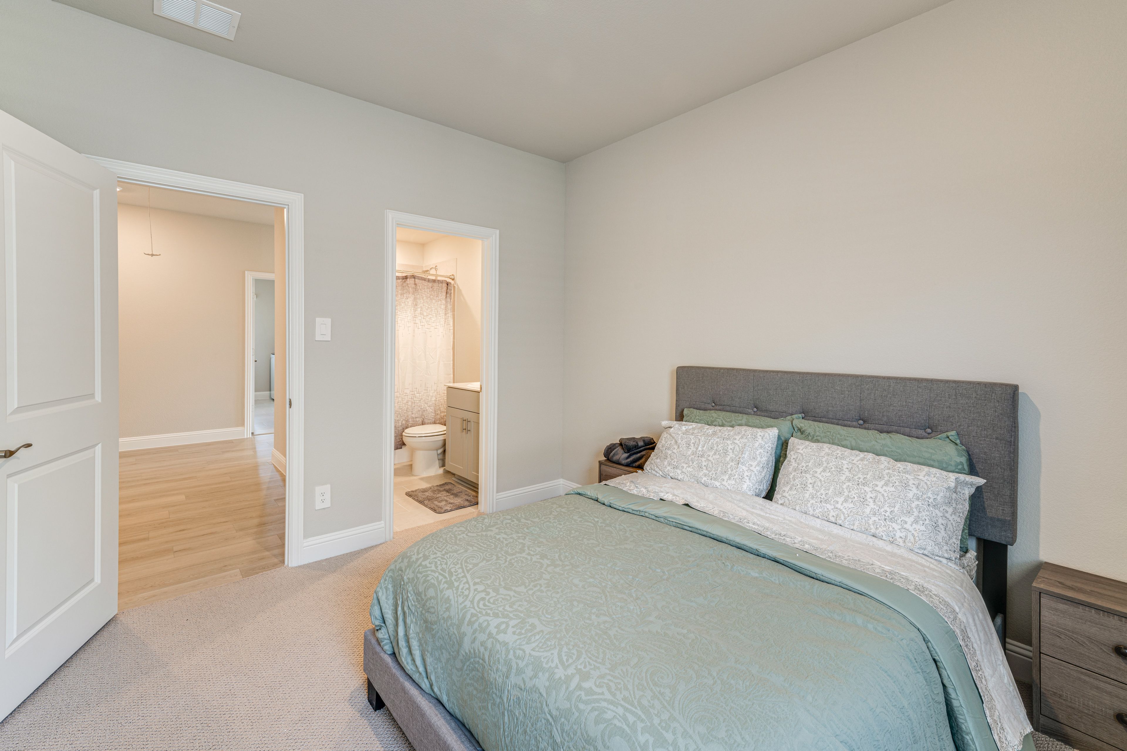 Bedroom 2 | Queen Bed