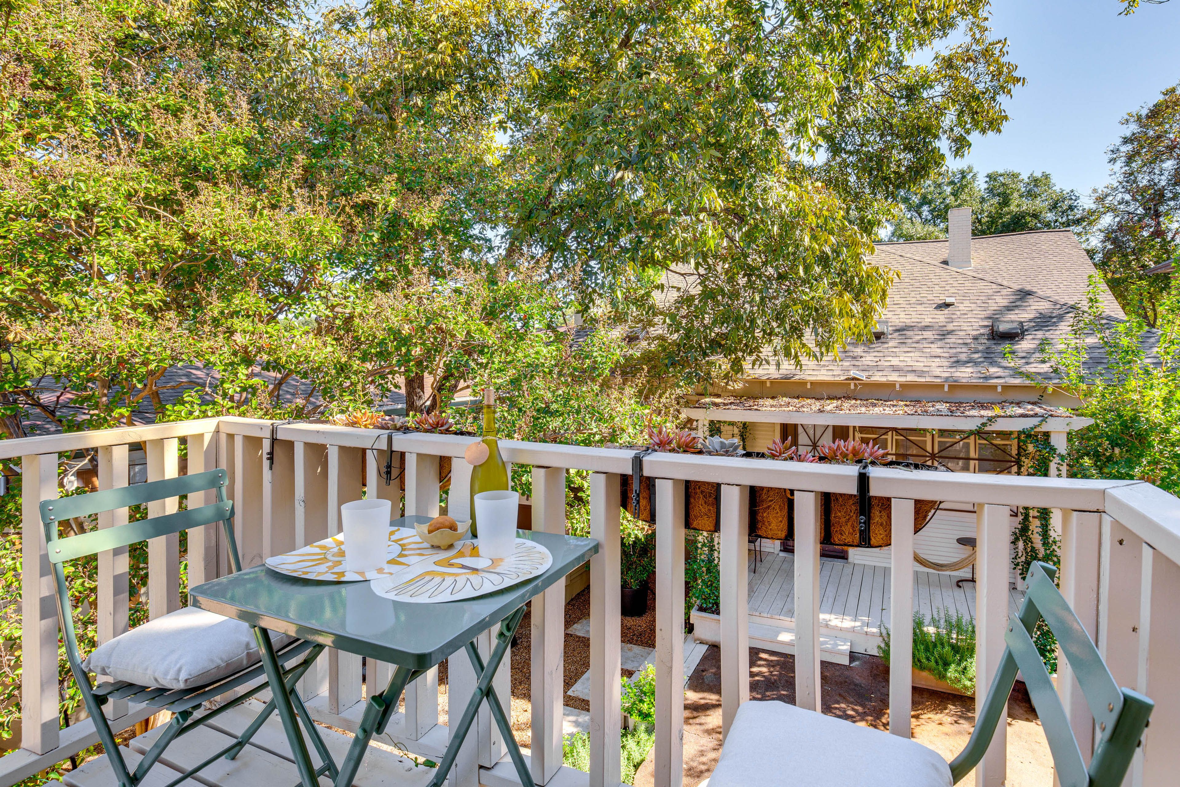 Dallas Vacation Rental | 1BR | 1BA | Stairs Required | 511 Sq Ft