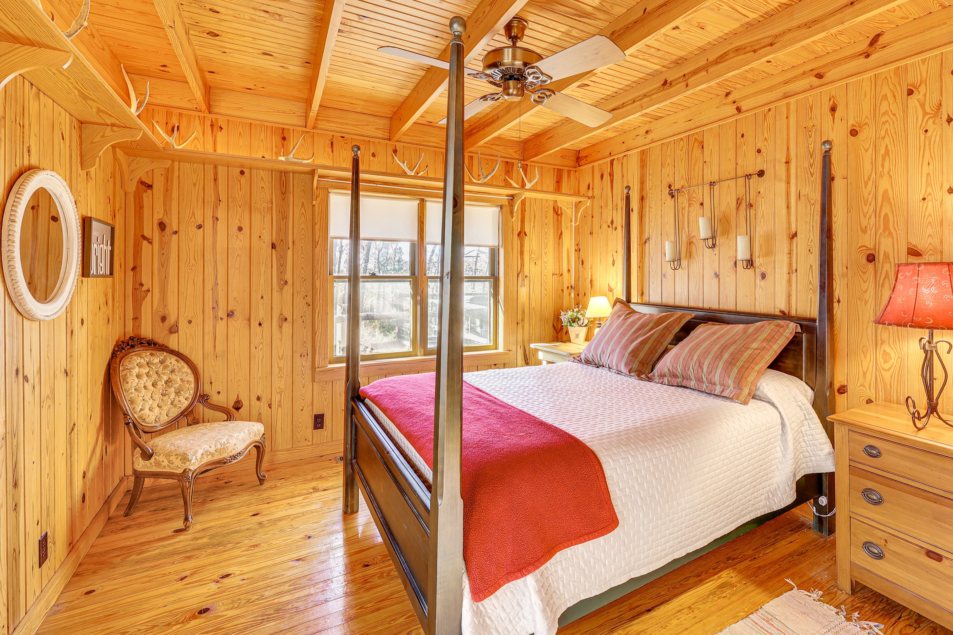 Bedroom 1 | Queen Bed | 1st Floor