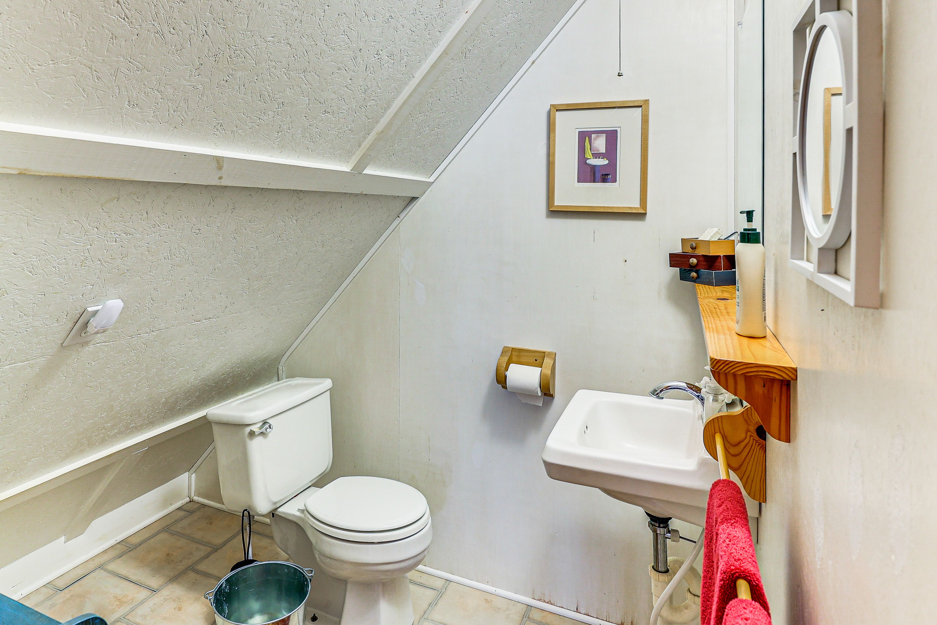 Half Bathroom | 2nd Floor