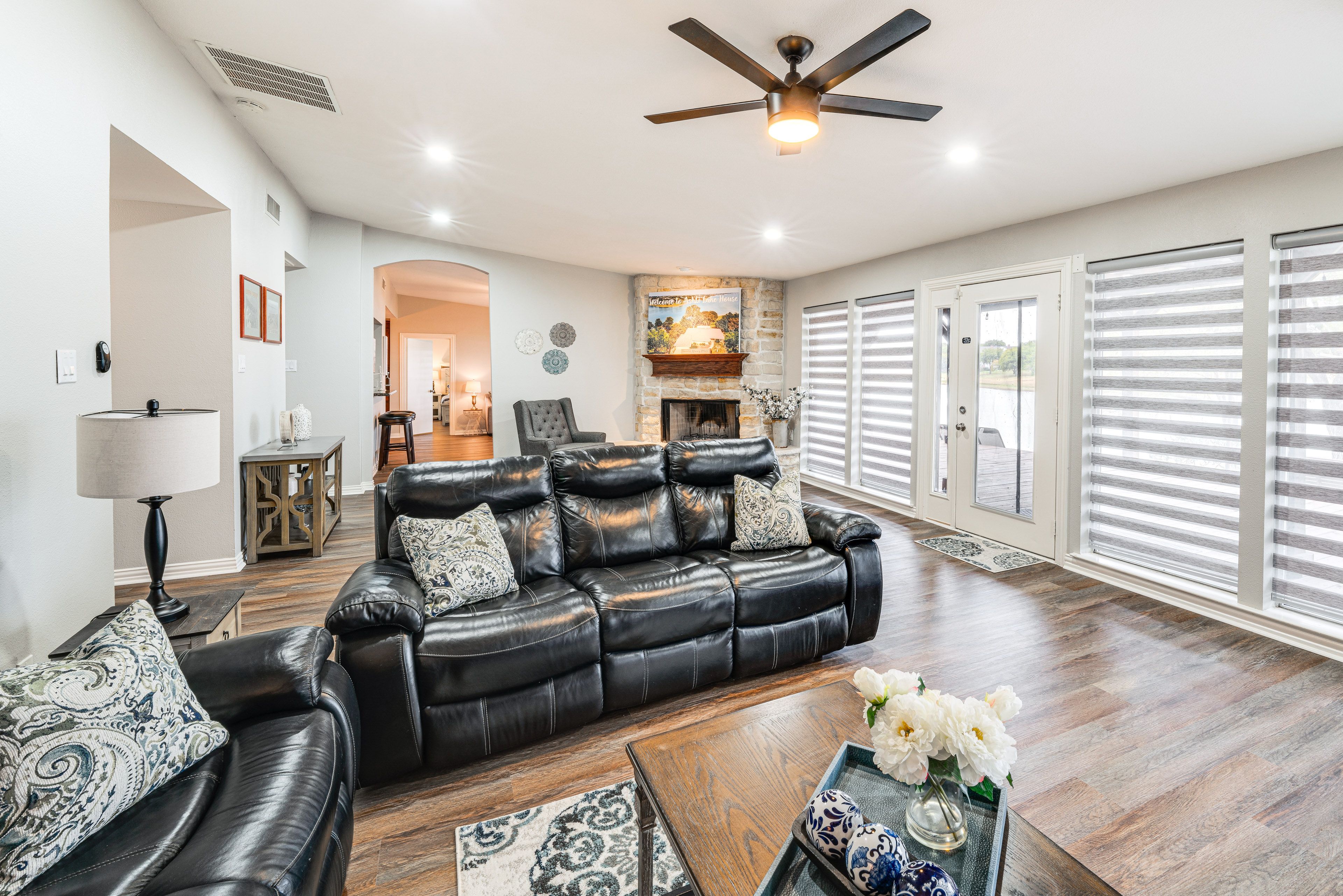 Living Room | Free WiFi | Central Heating & A/C | Smart TV