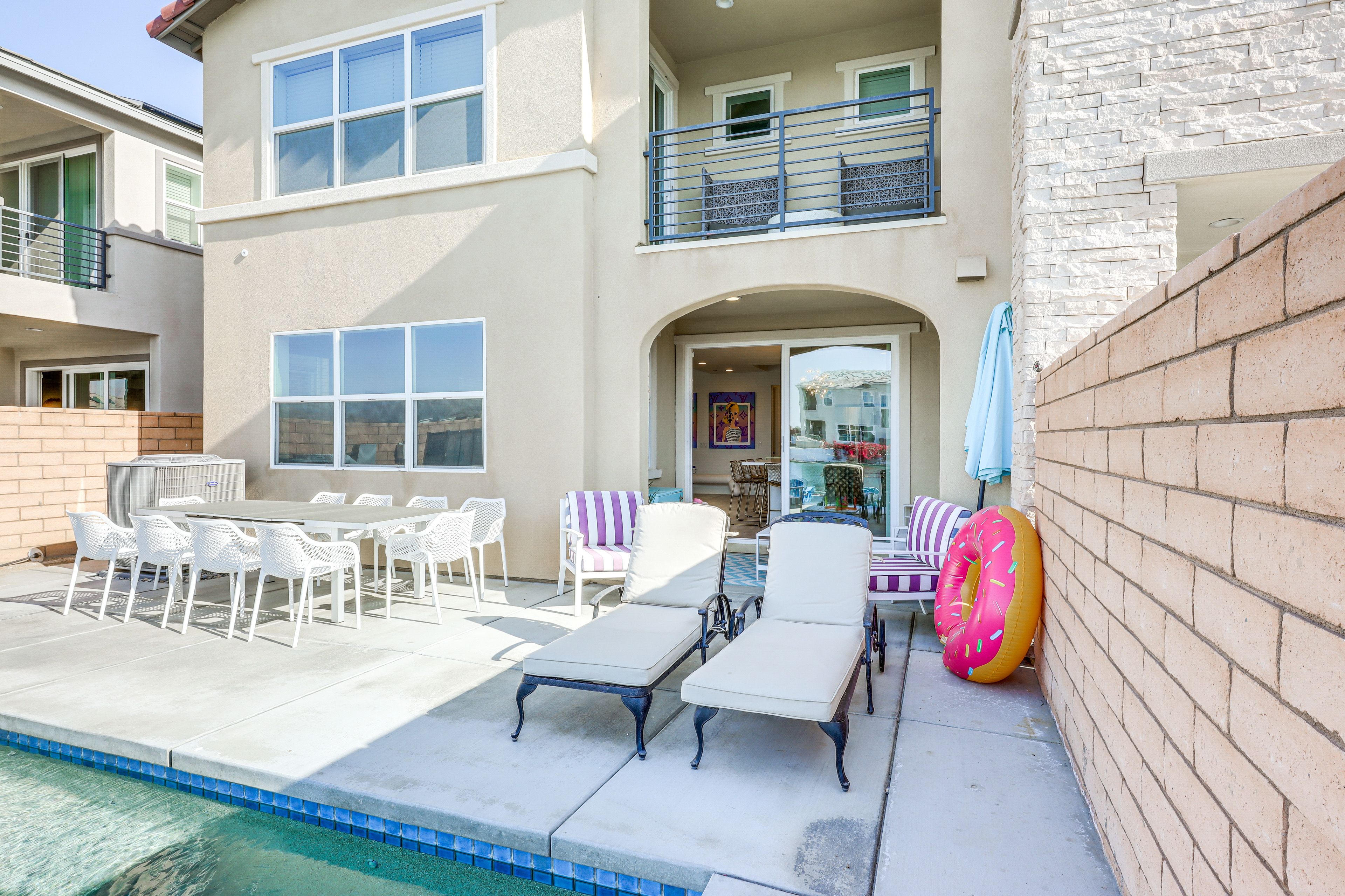 Poolside Seating & Dining Set | Gas Grill