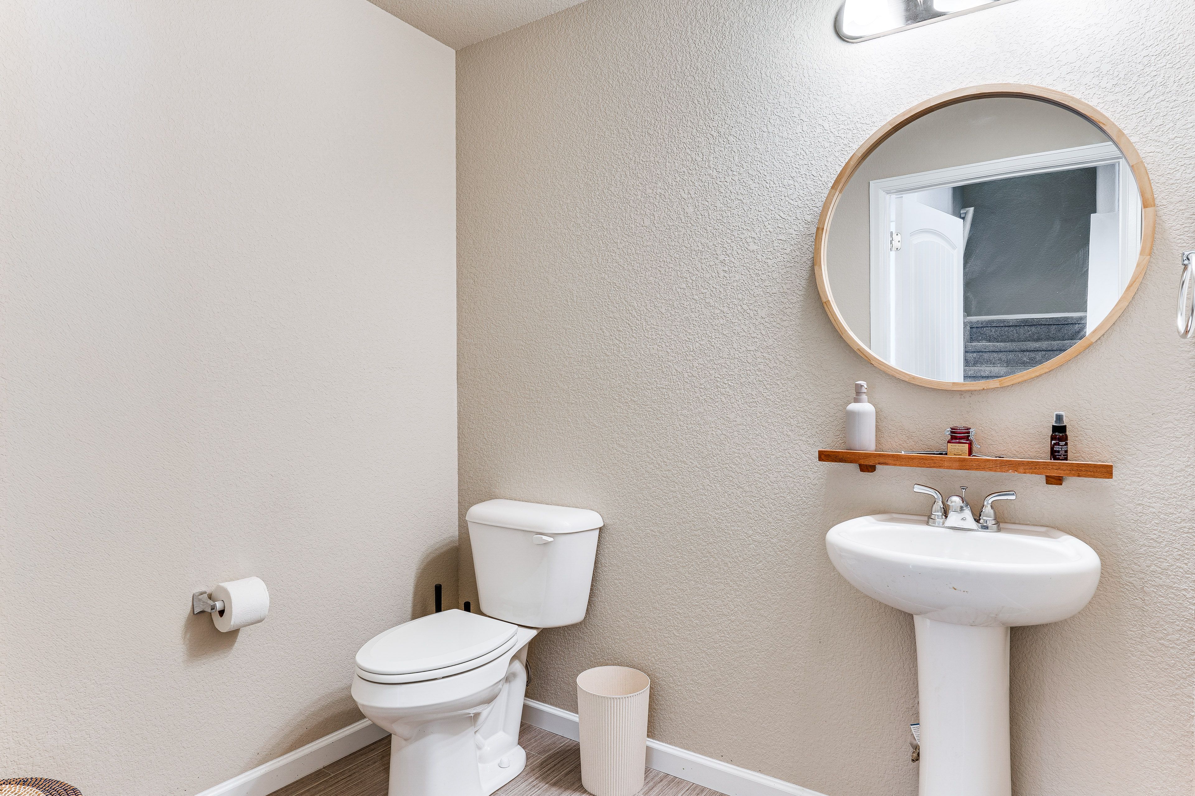 Half Bathroom | 1st Floor | Towels Provided