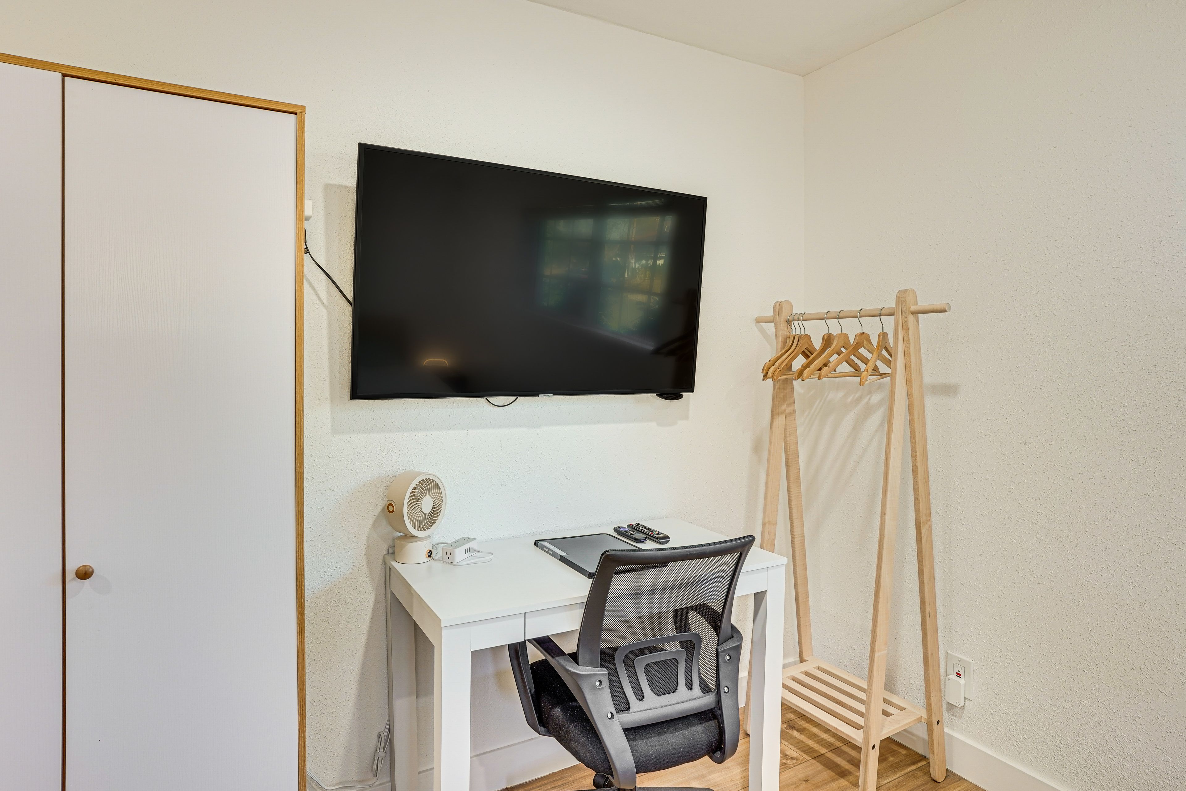 Smart TV | Laptop Workspace