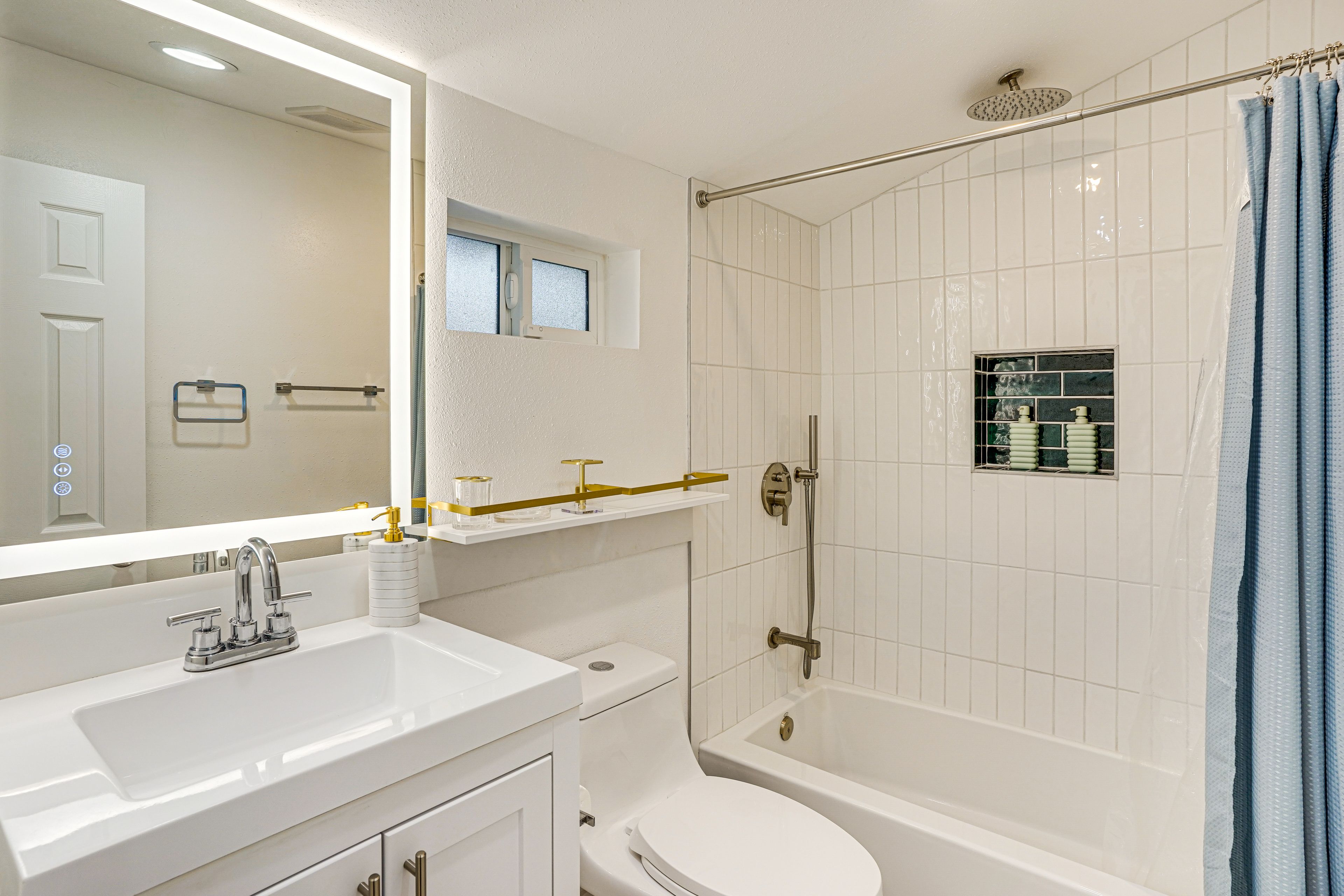 Full Bathroom | Towels Provided