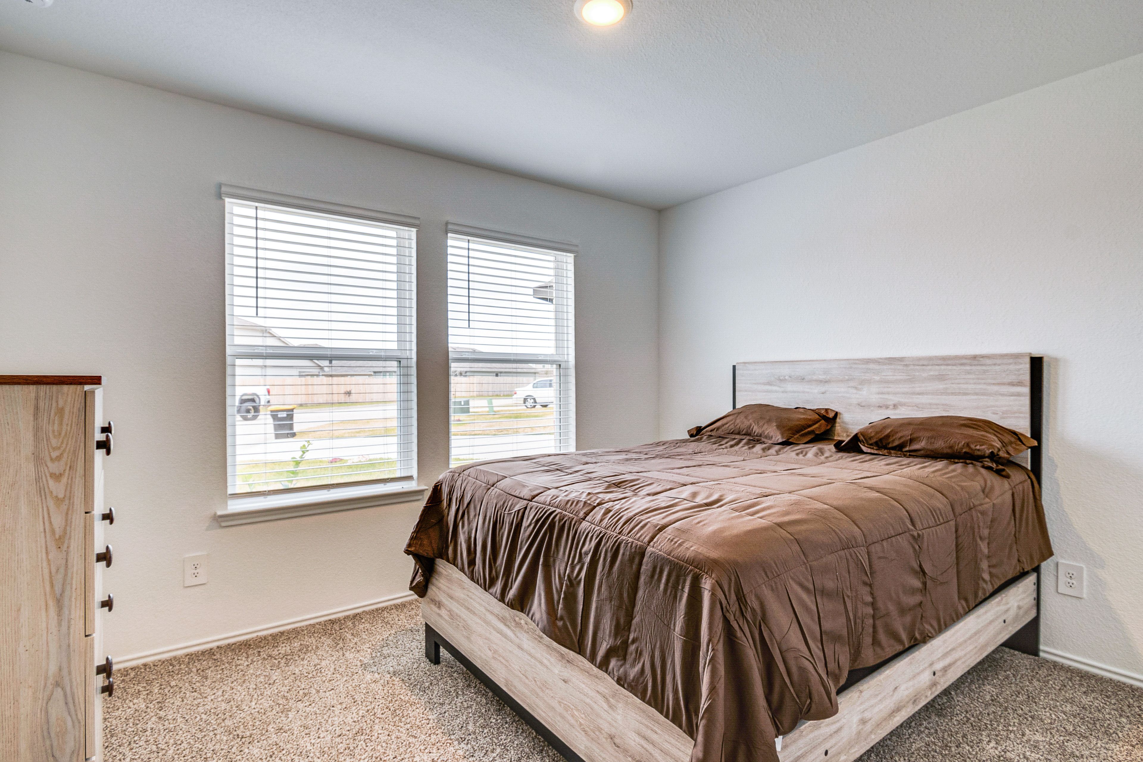 Bedroom 1 | Queen Bed