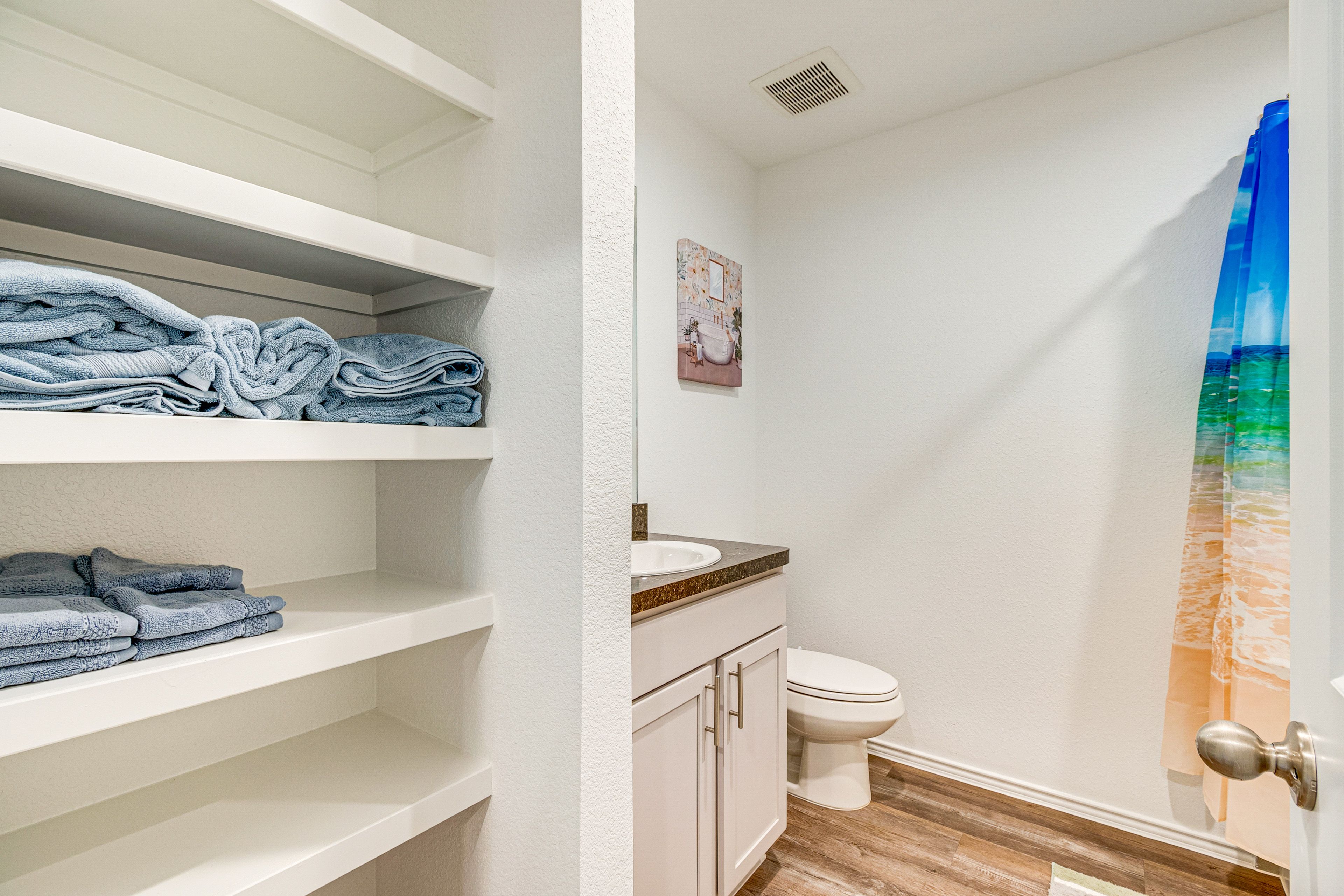 Full Bathroom | Towels Provided