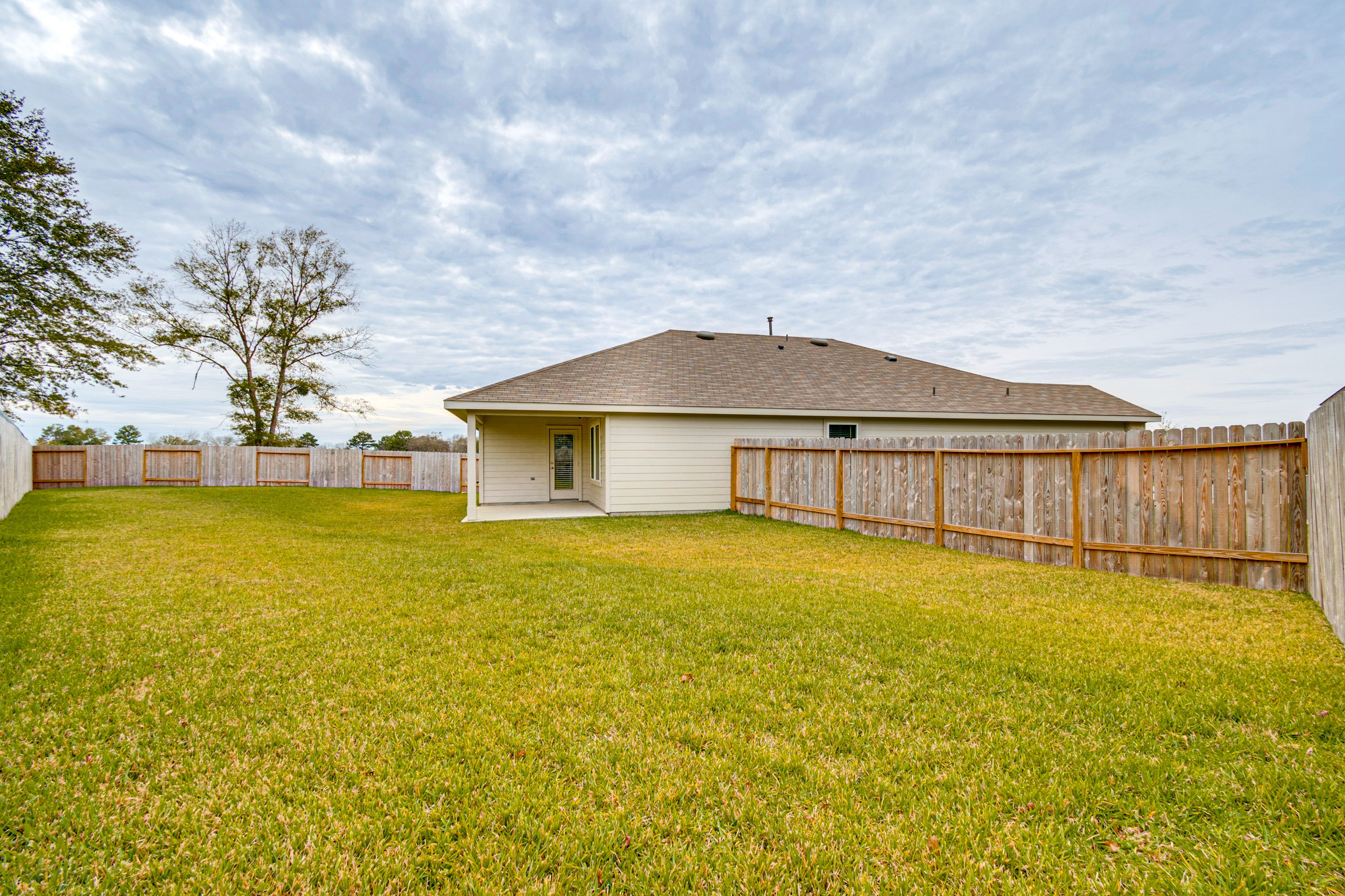 Fenced-In Yard | Charcoal Grill (Charcoal Provided)