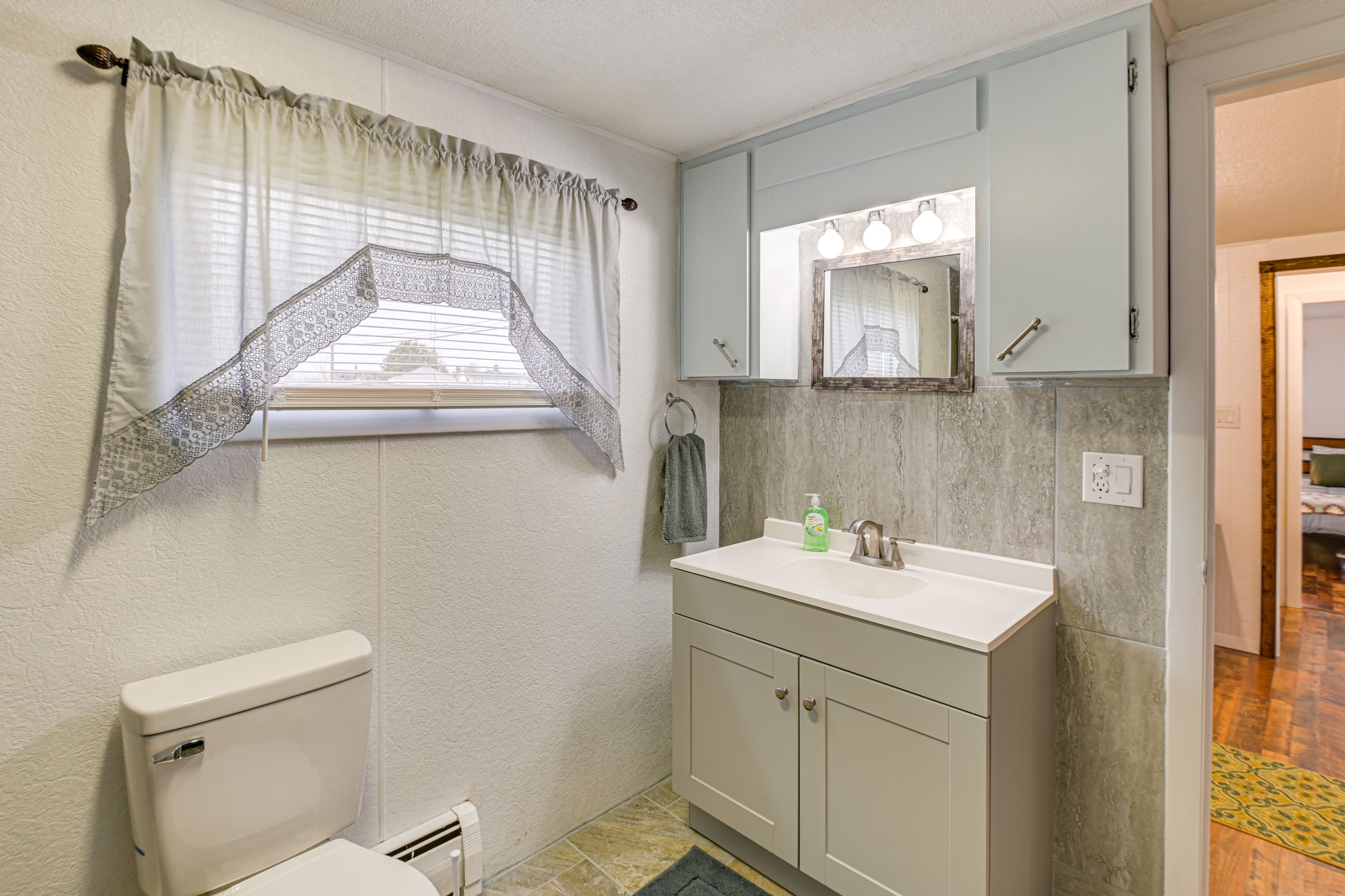 Full Bathroom | Towels Provided | 1st Floor