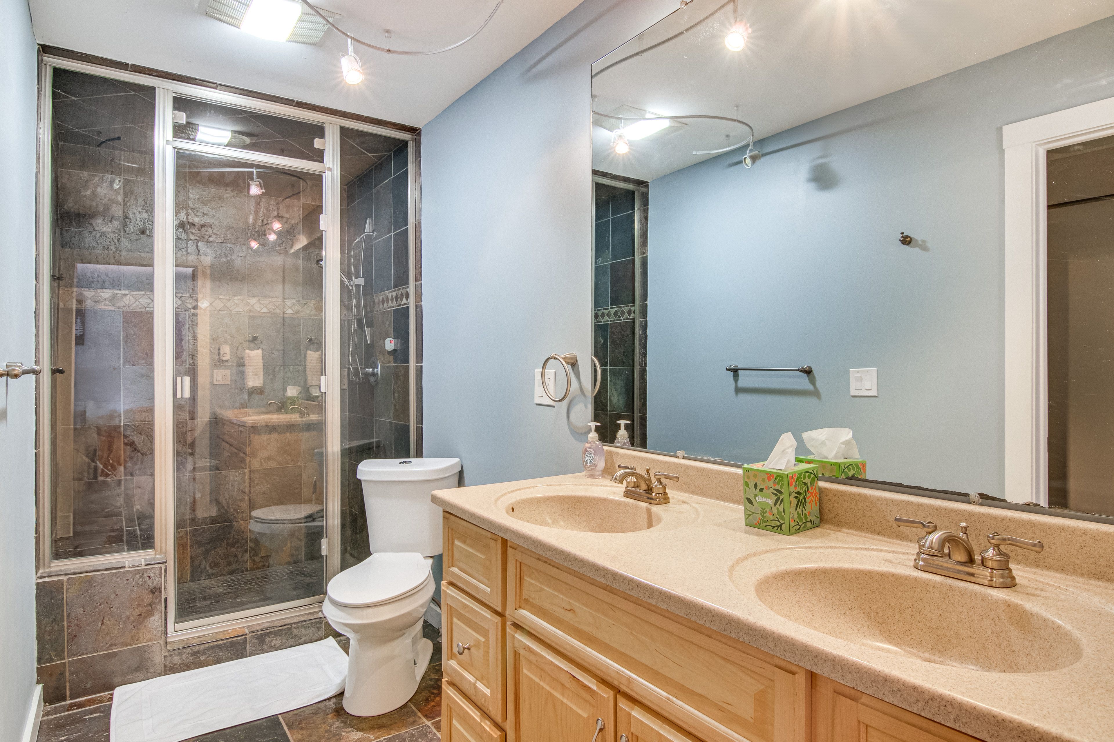 En-Suite Bathroom | 2nd Floor | Steam Shower | Towels Provided