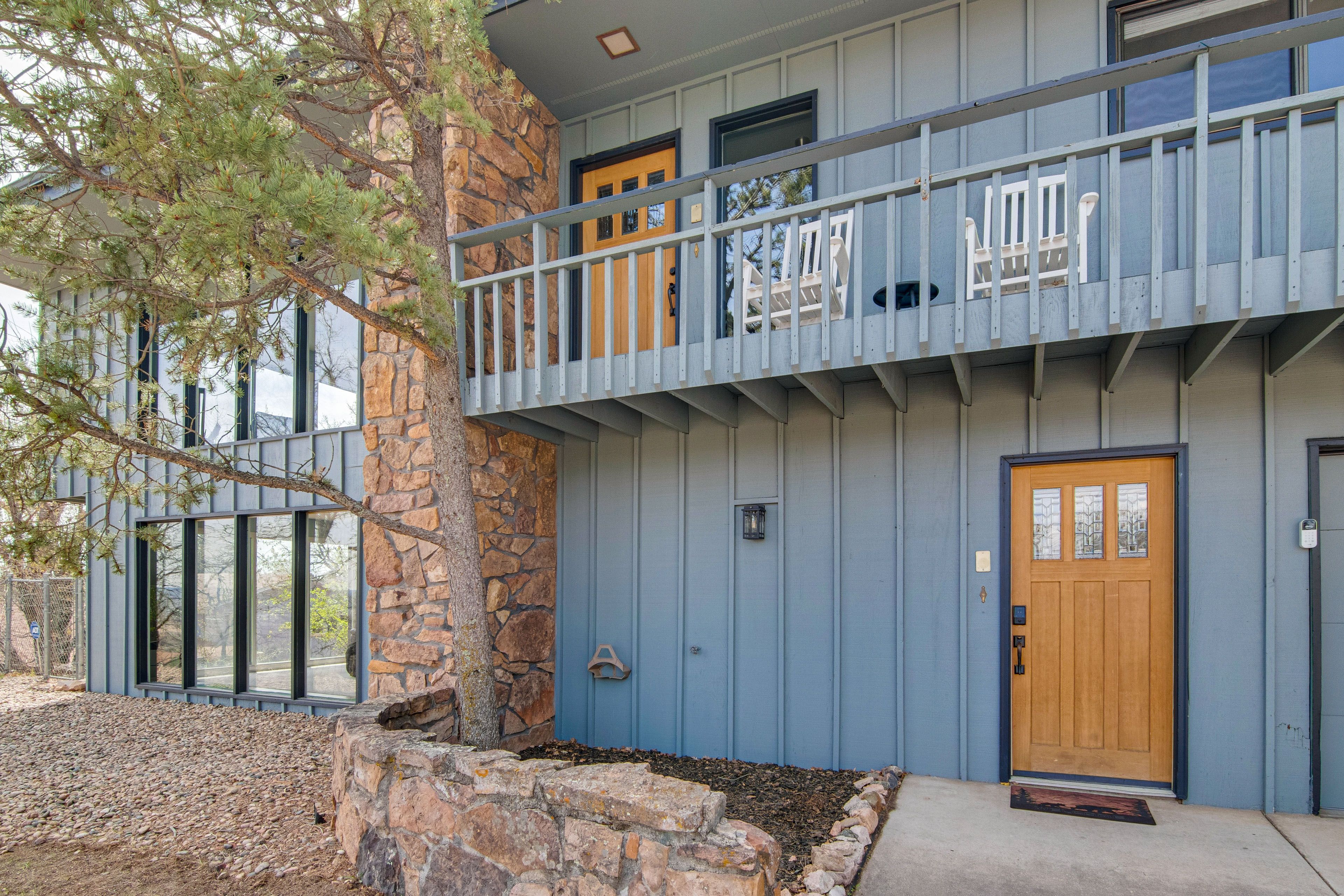 Front Exterior & Entryway