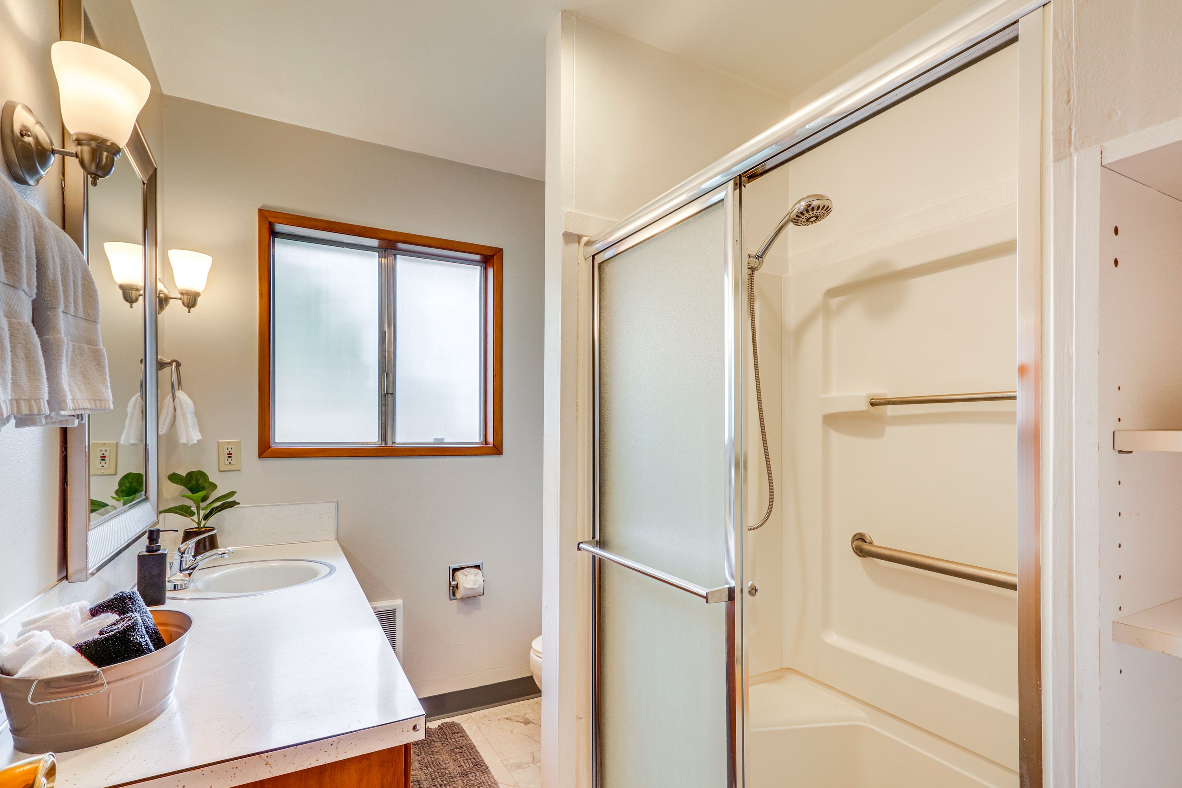 Full Bathroom | Towels Provided