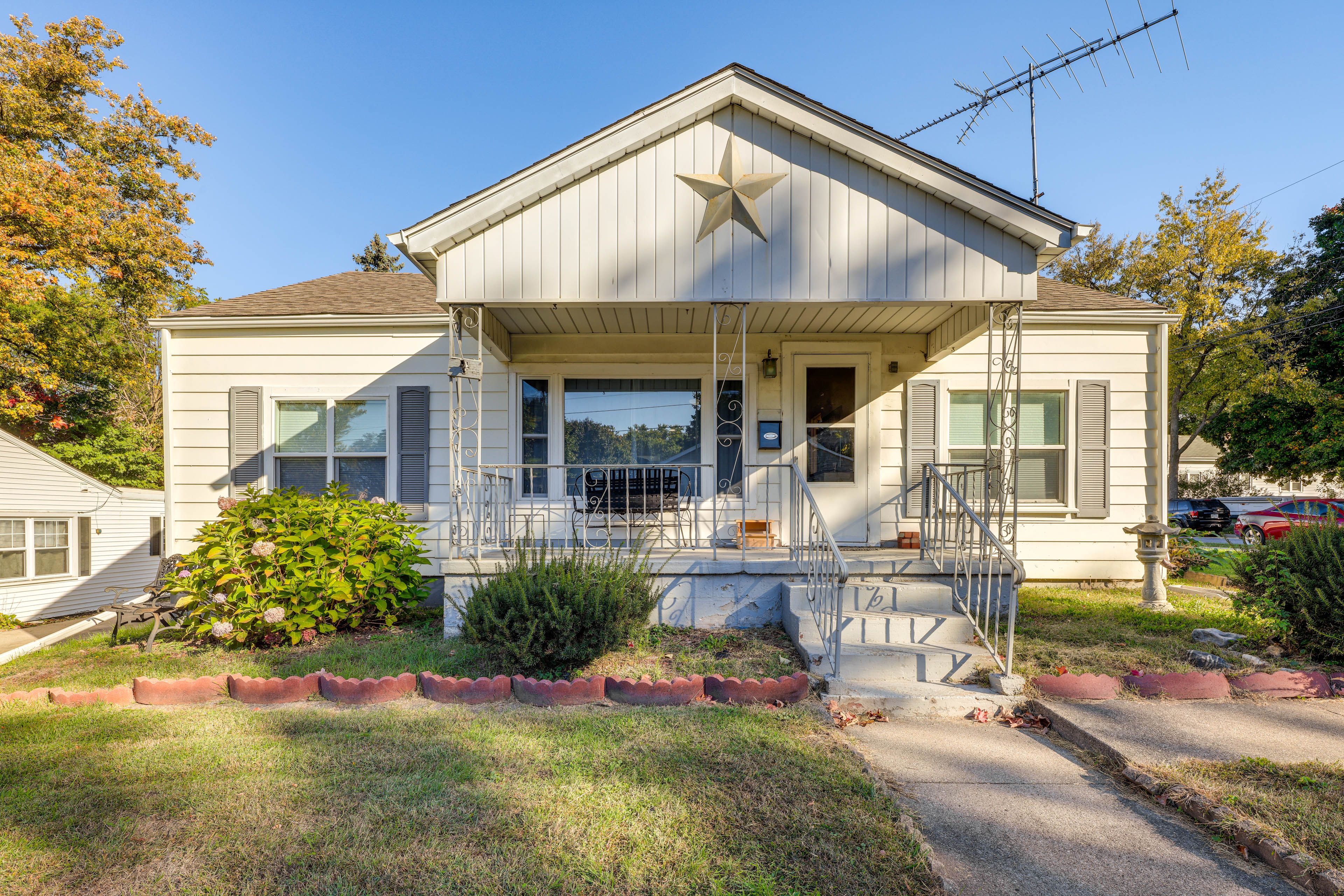 Property Exterior | Grassy Yard | Furnished Porch