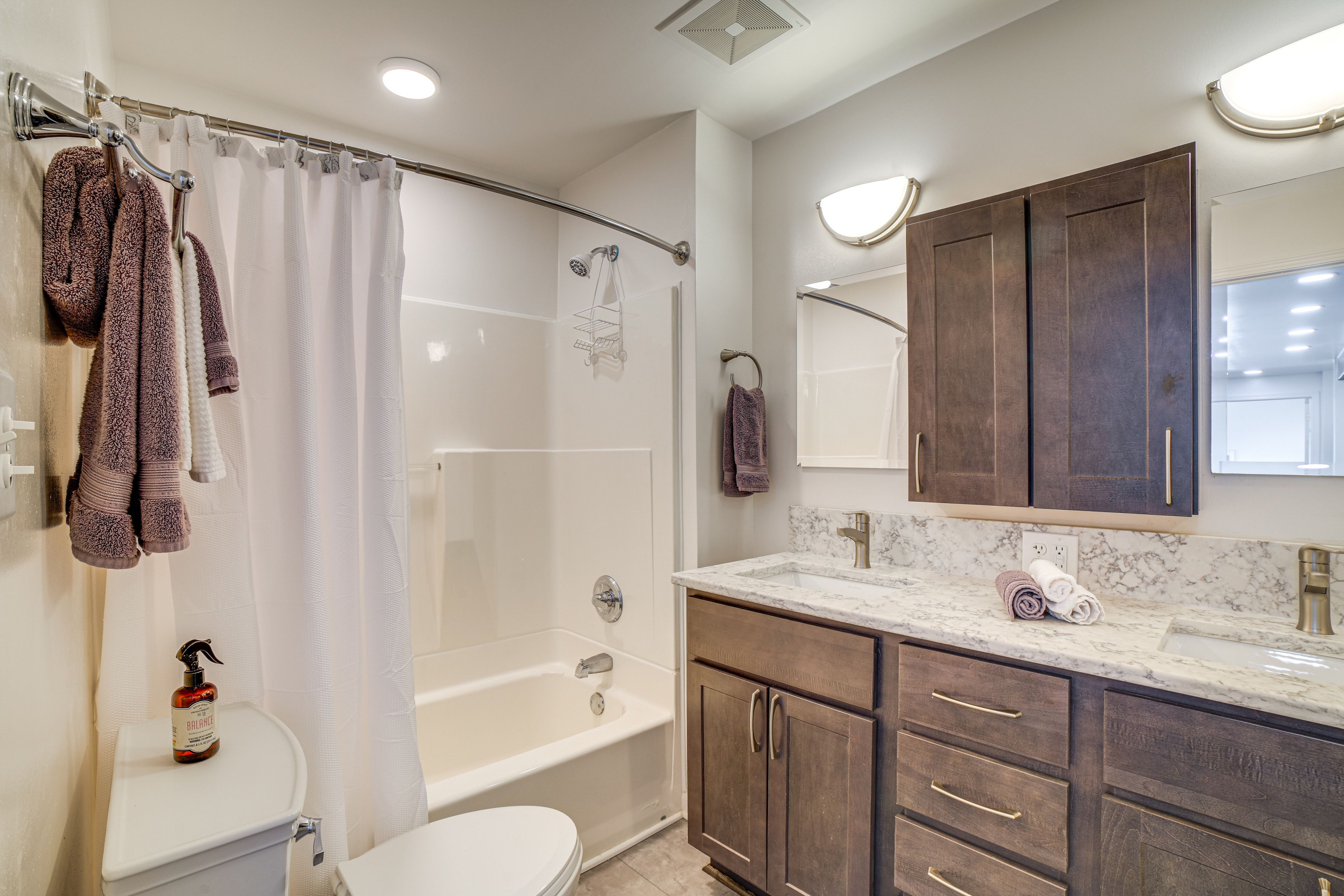 Full Bathroom | Towels Provided
