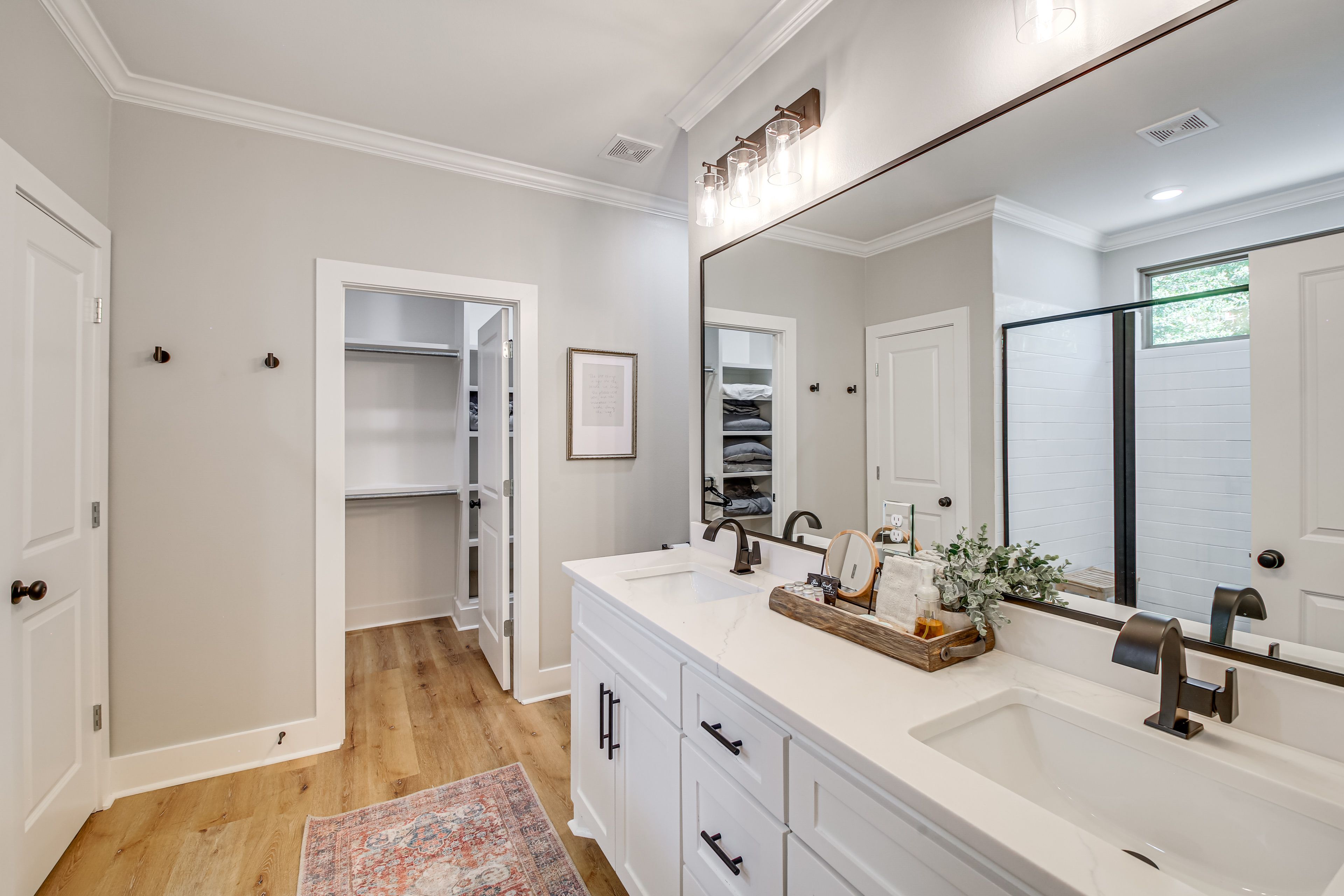 Full Bathroom | Towels Provided