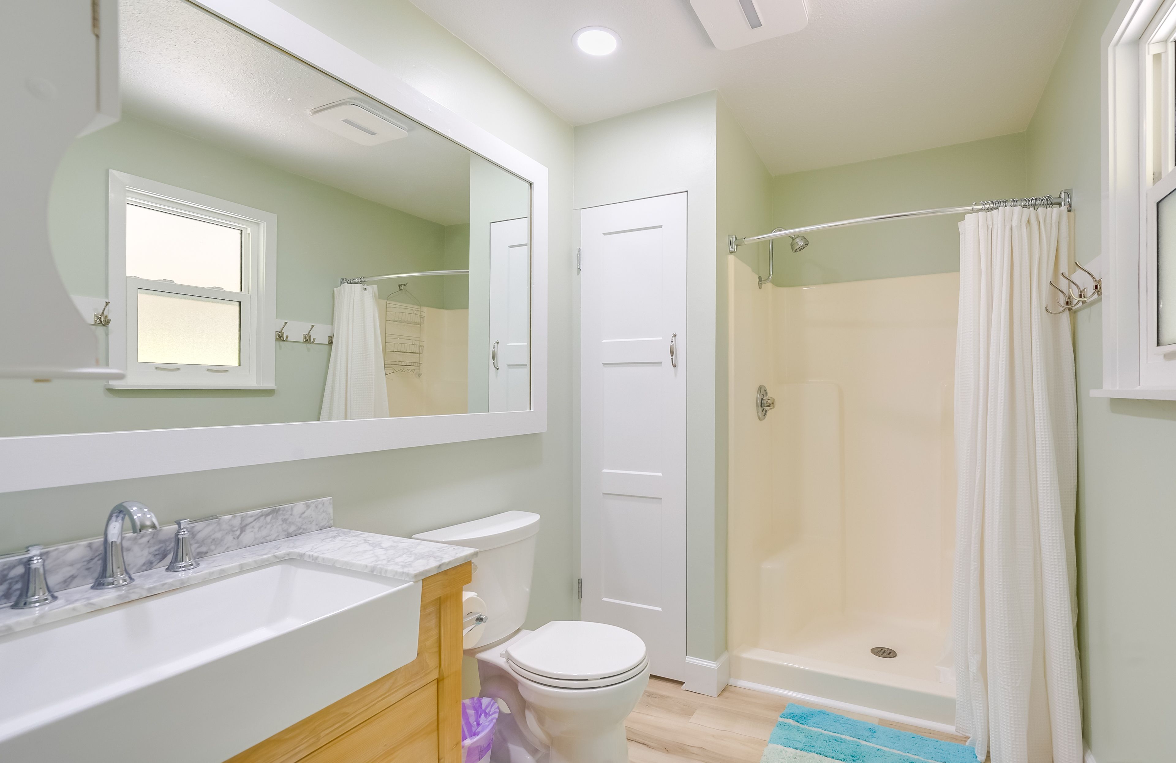 Full Bathroom | Towels Provided